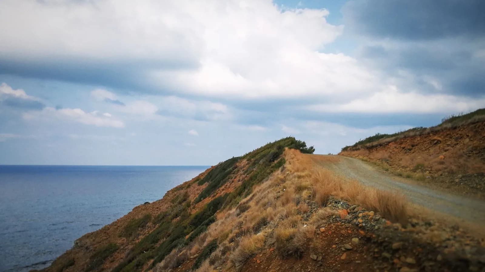Piste de terre sur une crête au-dessus de la mer, sur la côte chypriote