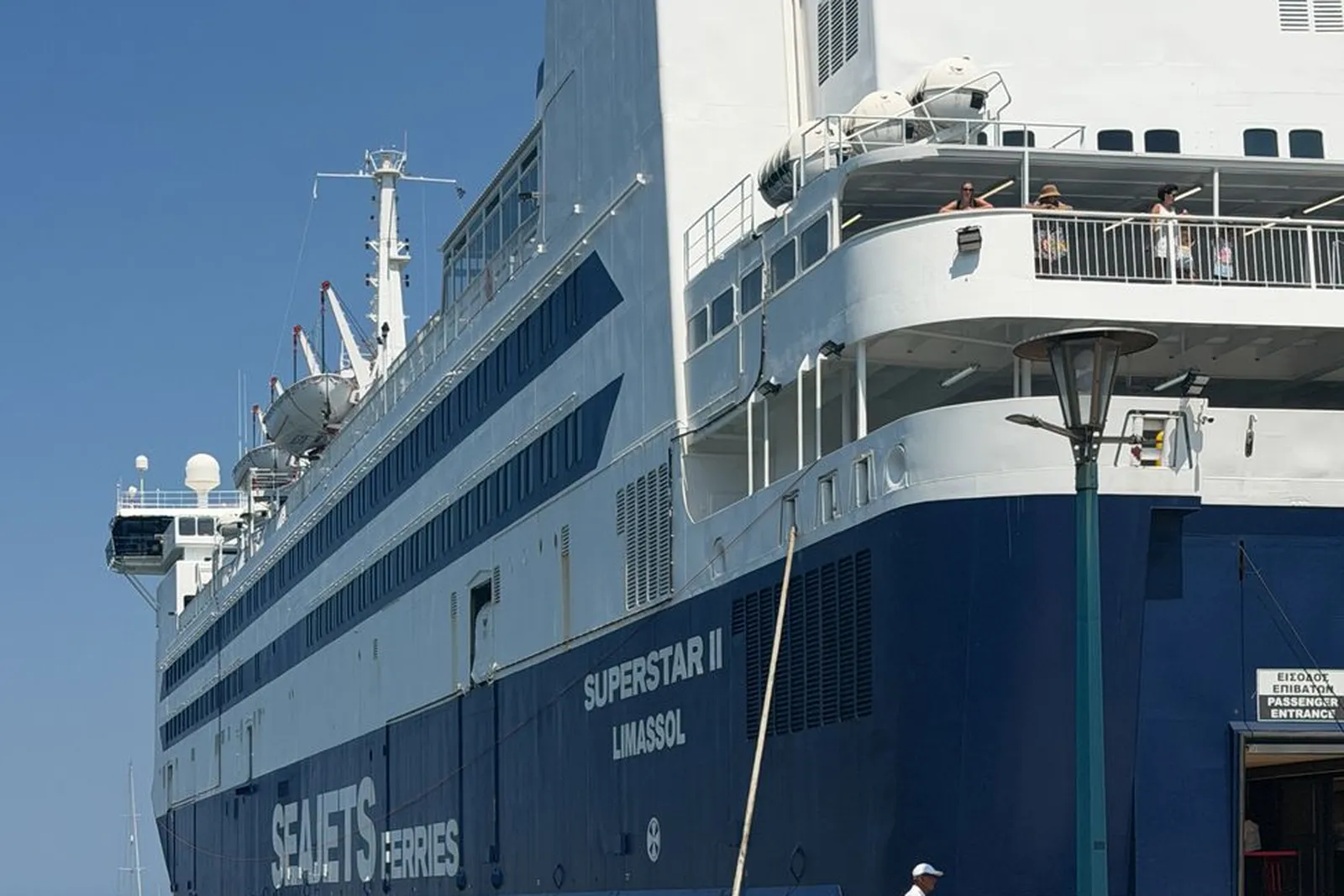 Ferry à passagers à quai dans le port de Limassol
