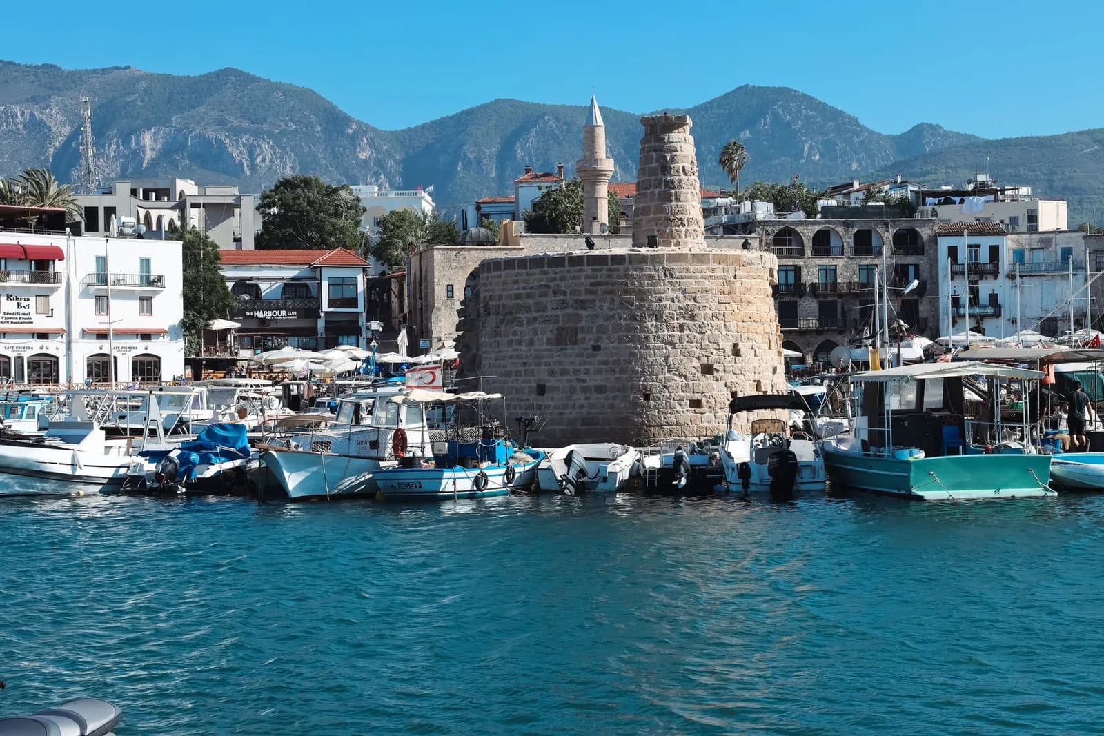 Port historique de Kyrenia (Girne), tour du port, bateaux de pêche et montagnes du Pentadaktylos