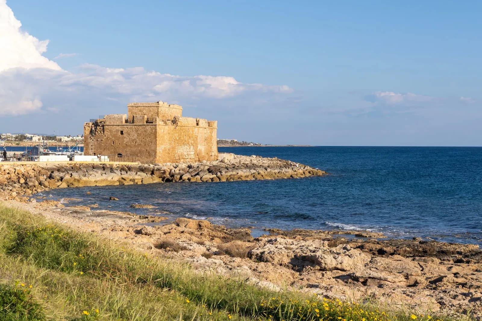 Le fort médiéval du port de Paphos au bord de la mer, vu depuis la côte rocheuse