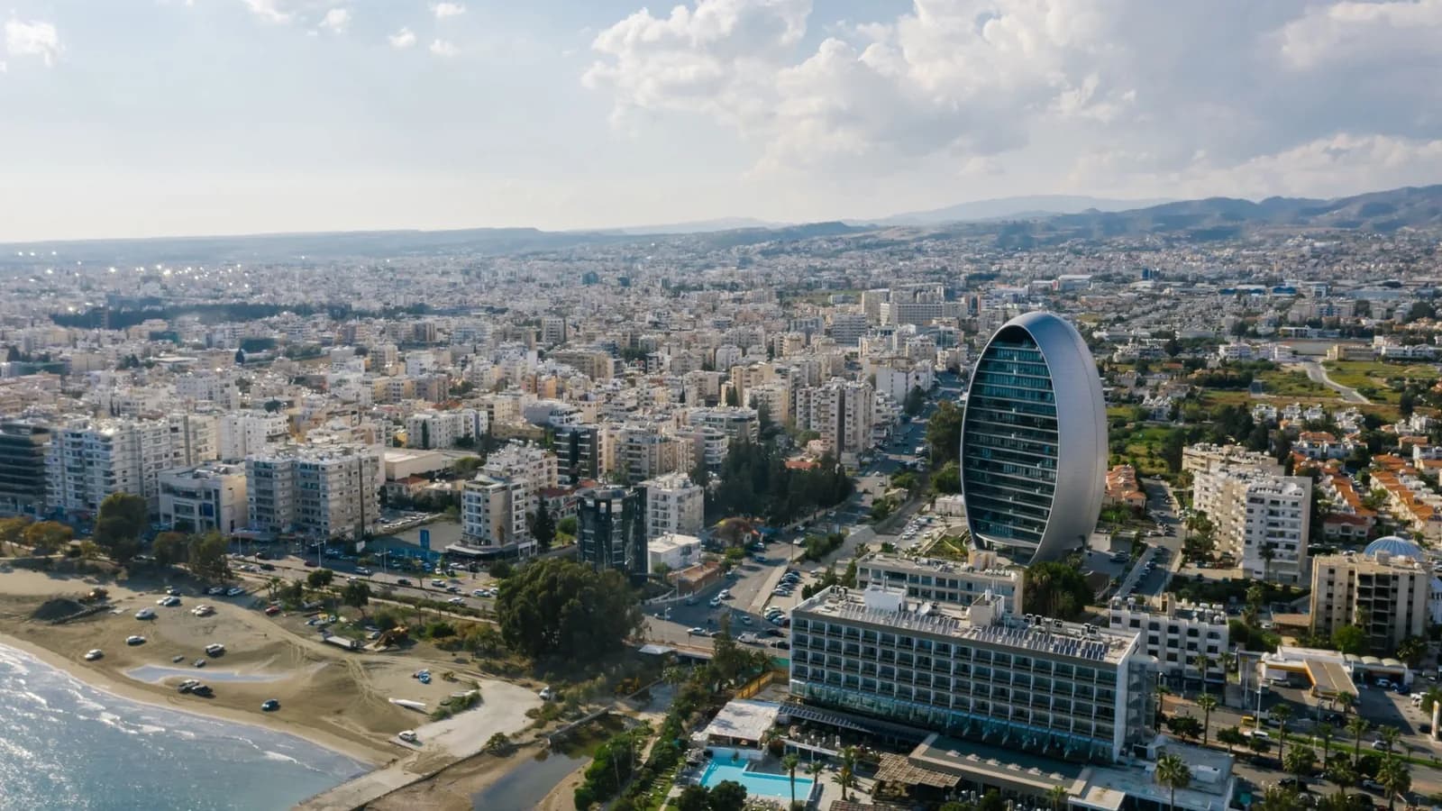 Front de mer de Limassol vu du ciel, avec ses hôtels et ses immeubles face à la Méditerranée