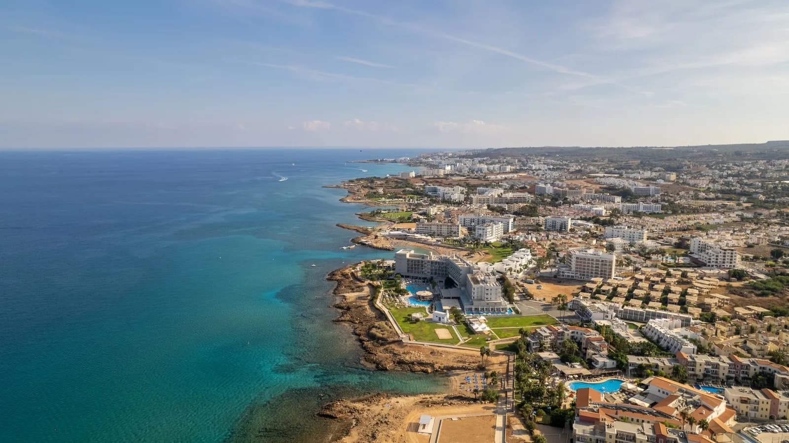 Côte de Protaras vue du ciel, eau turquoise et hôtels en bord de mer