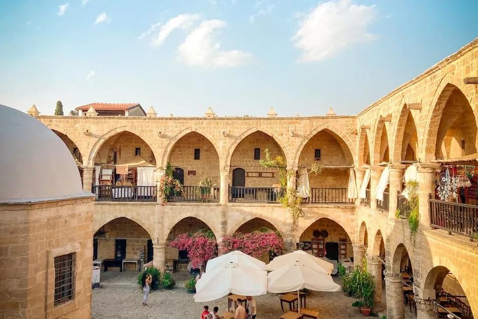 Cour à arcades du Büyük Han, caravansérail ottoman avec boutiques et terrasses, à Nicosie Nord (Lefkoşa)
