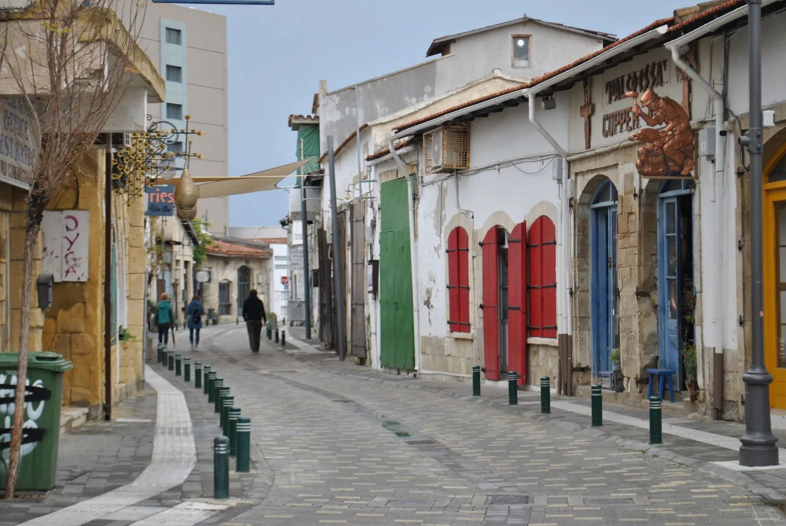 Rue piétonne pavée bordée de boutiques dans la vieille ville de Nicosie, côté sud, près des passages piétons