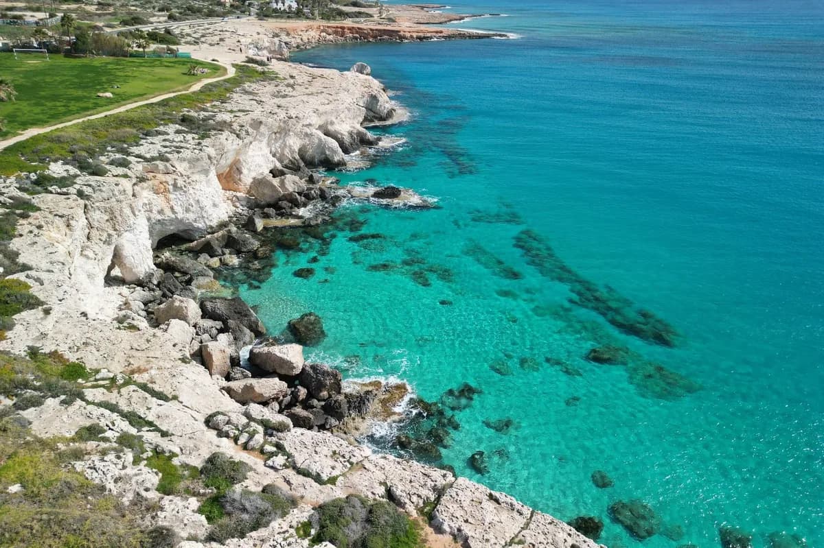 Côte rocheuse calcaire et eaux turquoise sur le littoral d'Ayia Napa, à Chypre