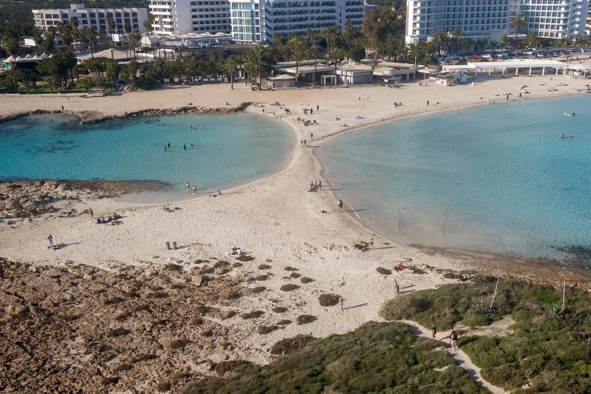Hôtels du front de mer surplombant la plage de sable et les deux baies de Nissi Beach, à Ayia Napa