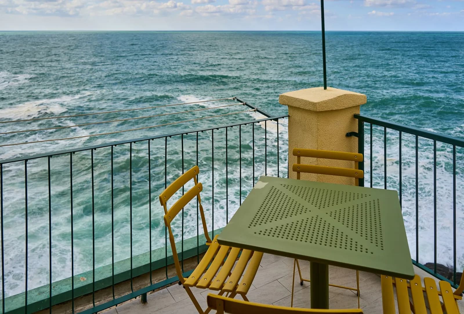 Terrasse d'un appartement avec table et chaises face à la Méditerranée