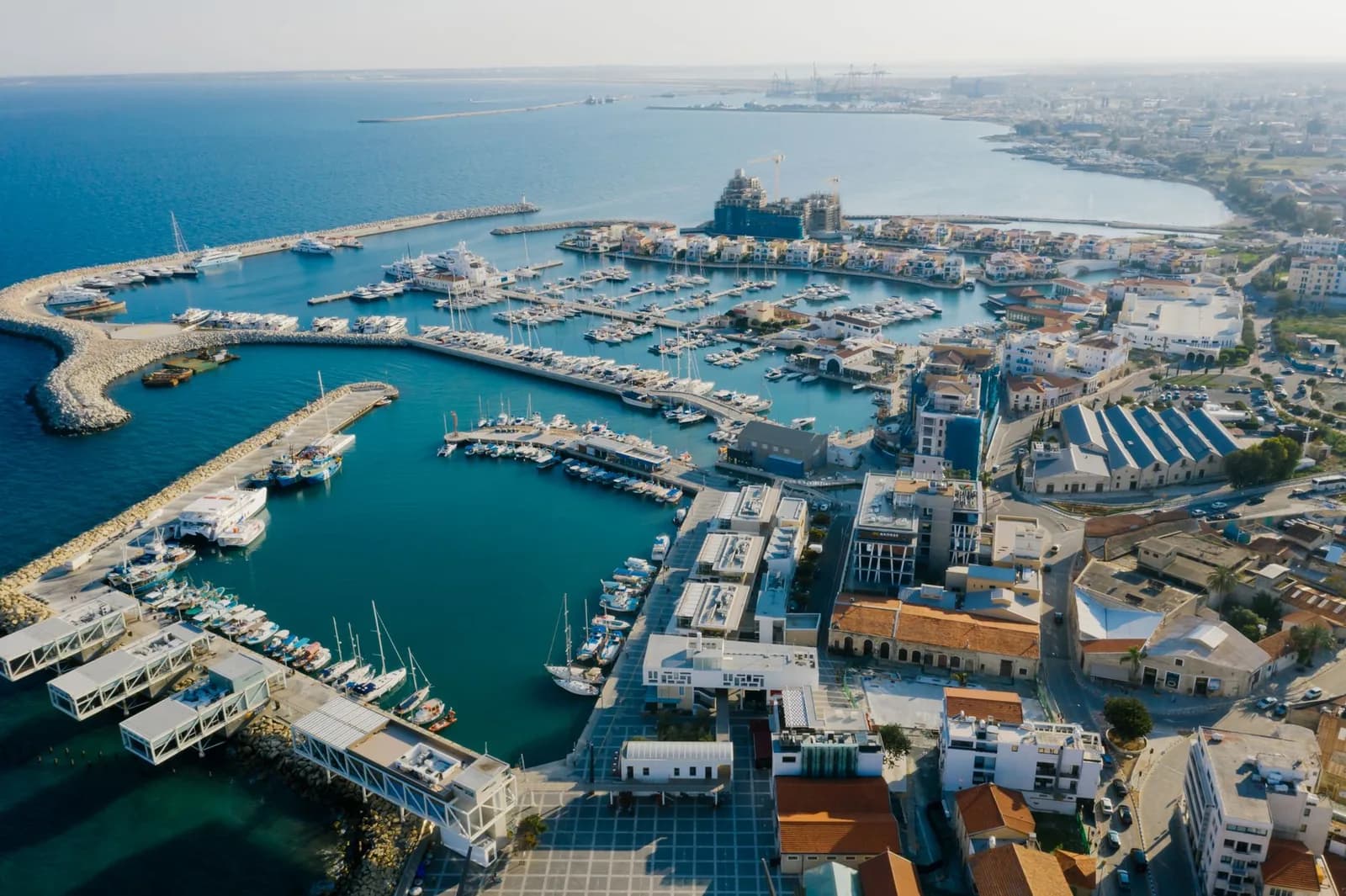 Vue aérienne de la marina de Limassol : pontons, yachts et immeubles du front de mer