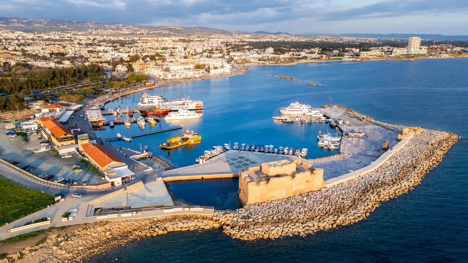Vue aérienne du port de Kato Paphos, son fort médiéval au bout de la jetée et les bateaux amarrés