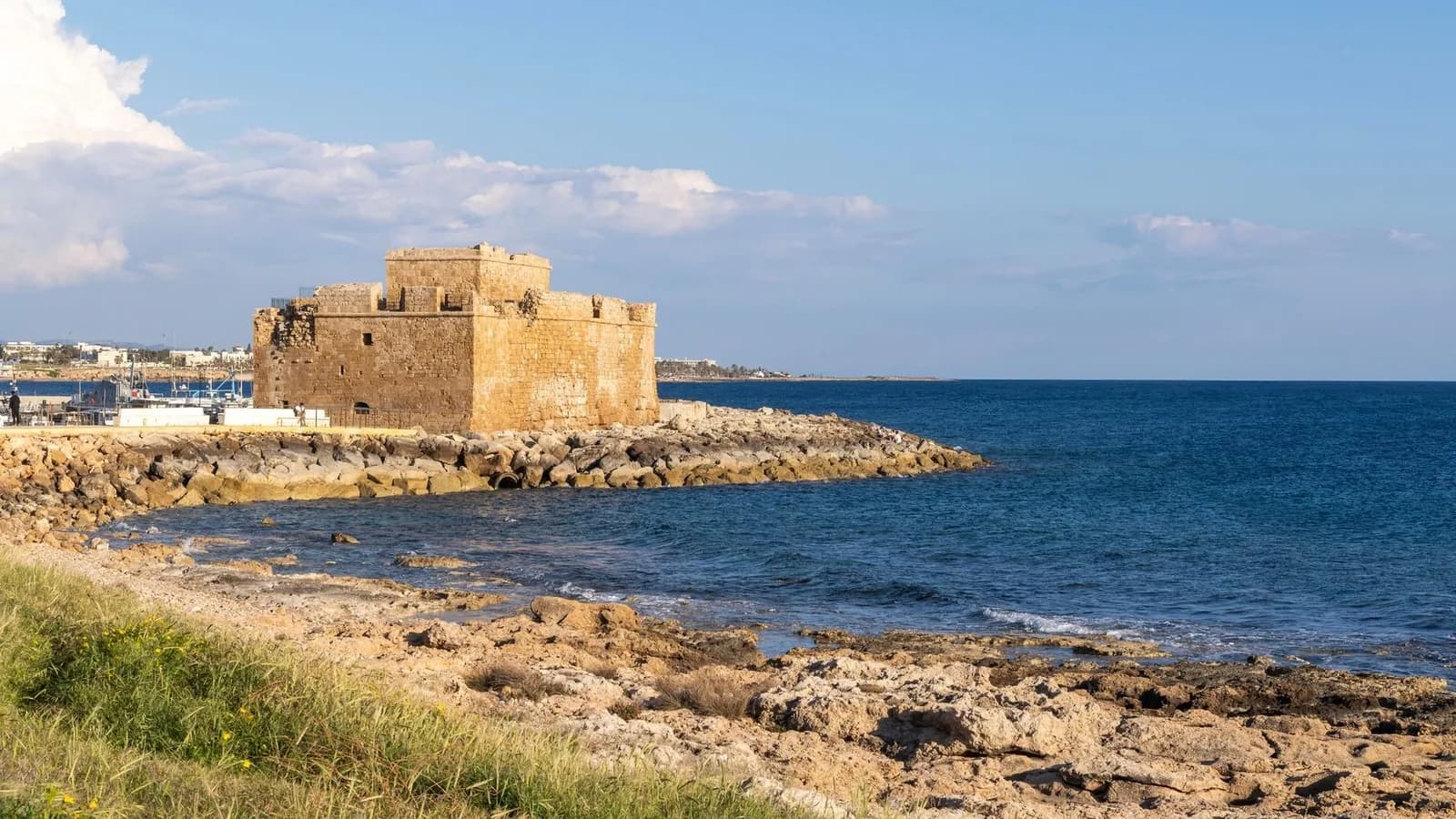 Le fort médiéval de Paphos au bord de la mer, sur la côte rocheuse de Kato Paphos
