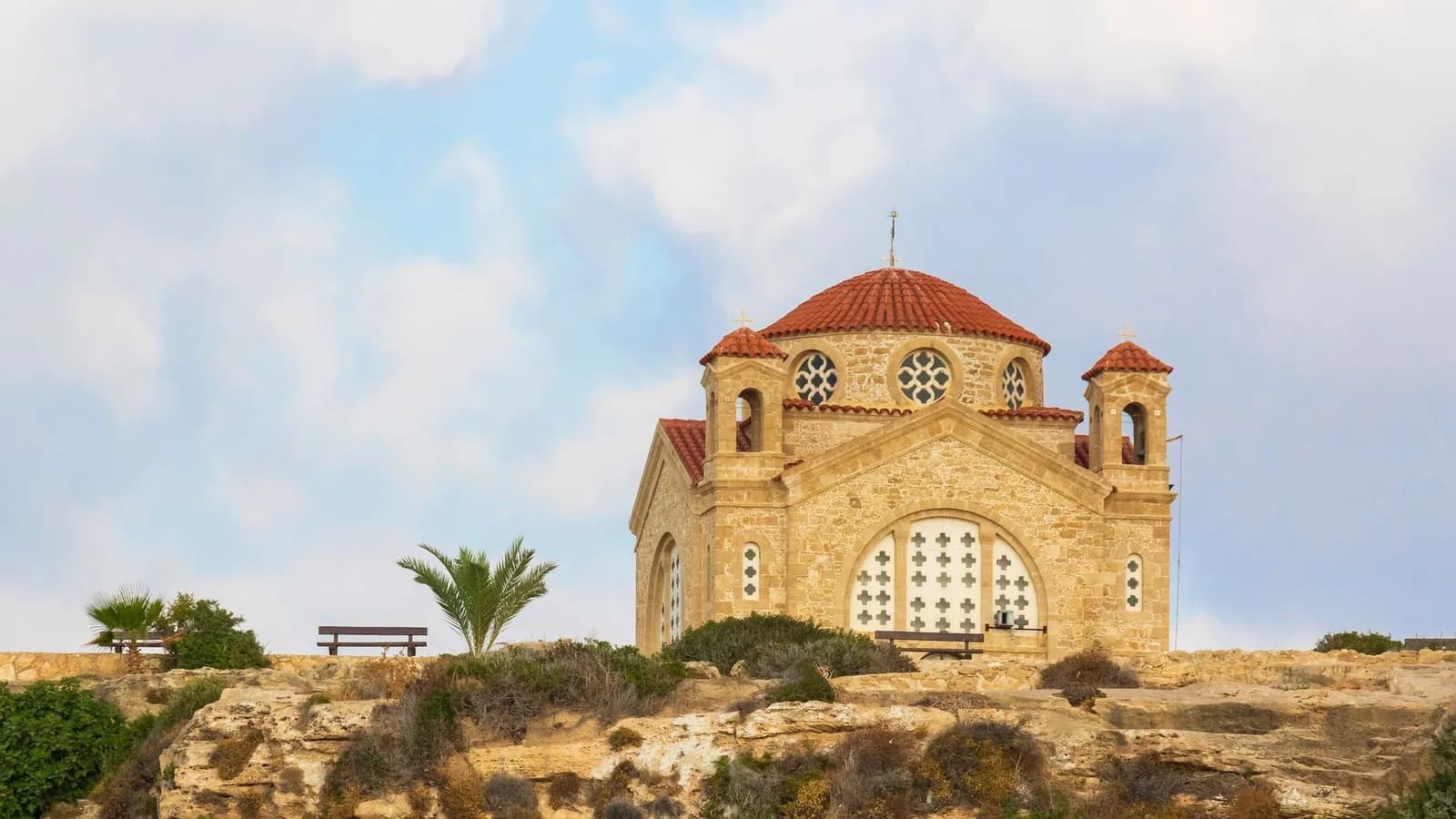 L'église Agios Georgios sur la falaise calcaire de Peyia, près de Paphos