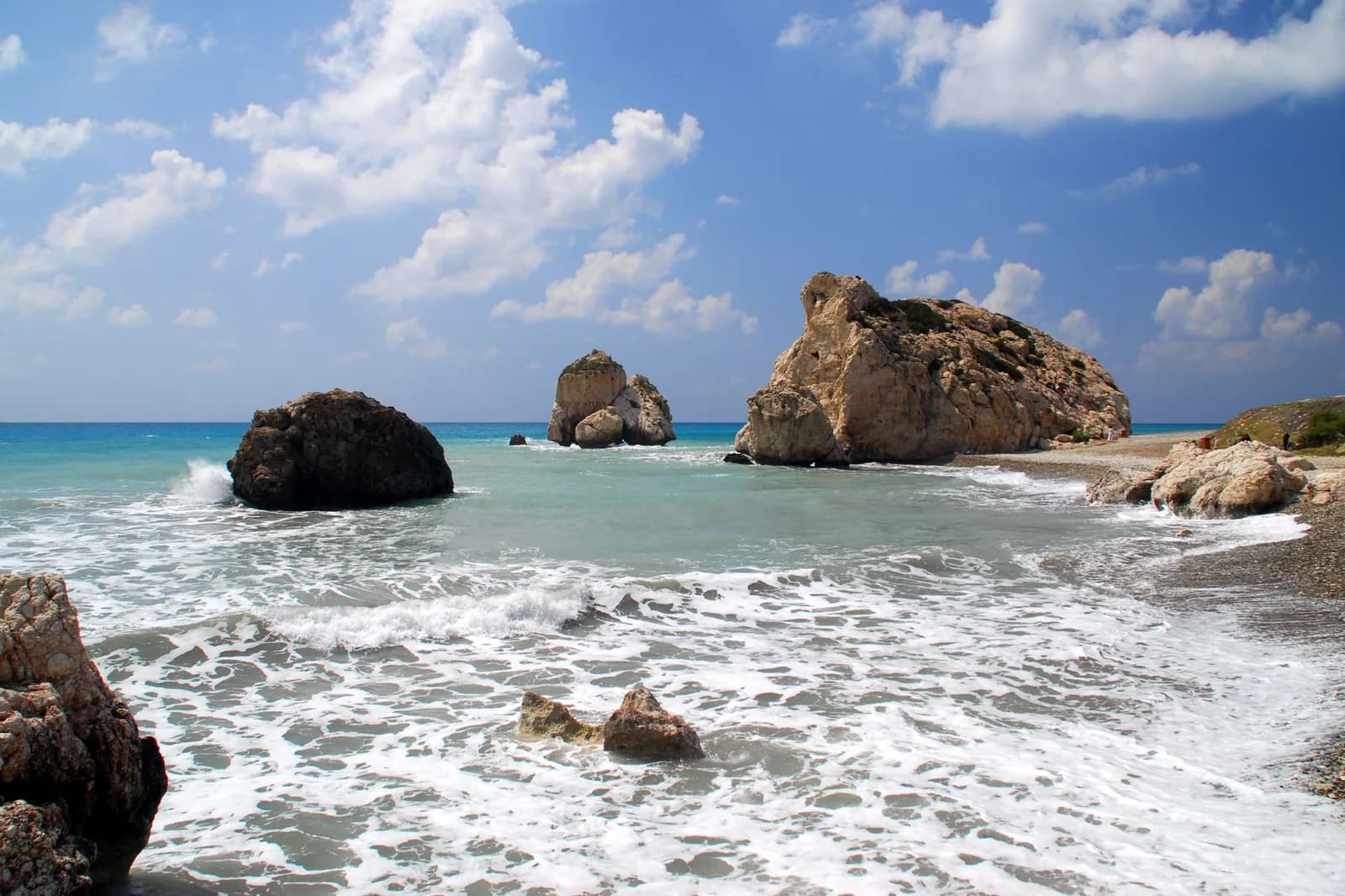 Le rocher d'Aphrodite (Petra tou Romiou) et ses rochers dans une mer turquoise bordée d'écume, sur la côte de Paphos à Chypre