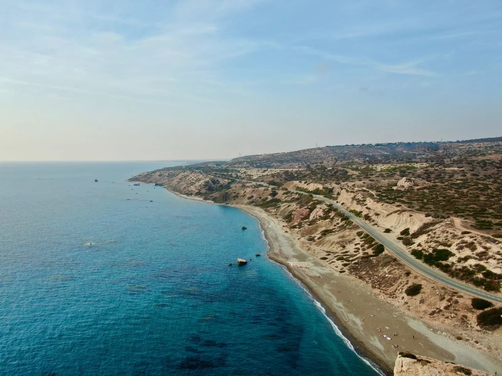 Vue aérienne de la route côtière longeant la plage et la mer turquoise à Petra tou Romiou, entre Paphos et Limassol, à Chypre