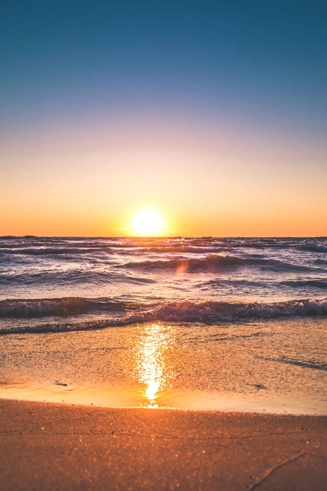 Coucher de soleil doré sur la côte ensoleillée de Chypre