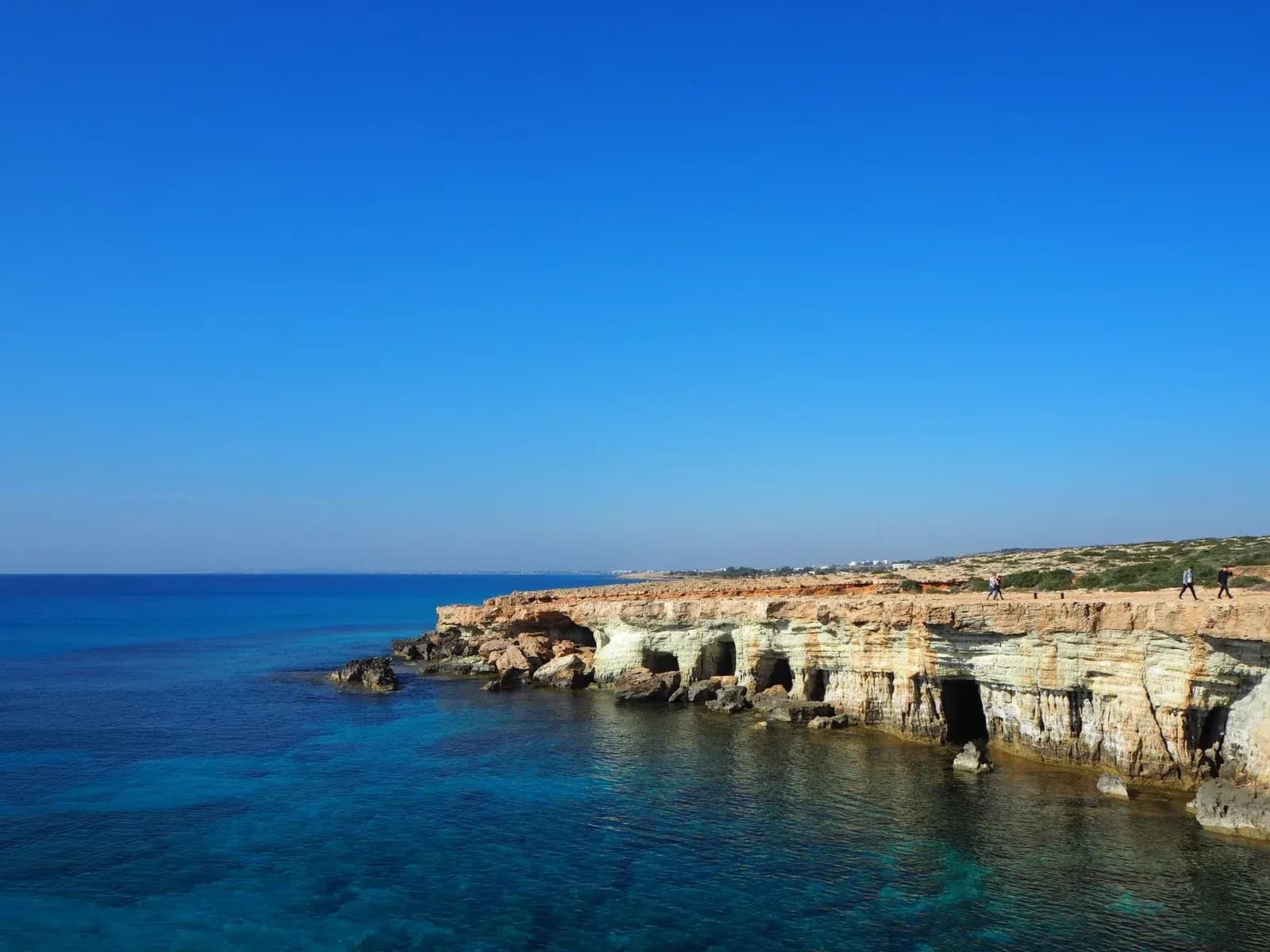 Grottes marines du Cap Greco à Ayia Napa, Chypre, eaux turquoise