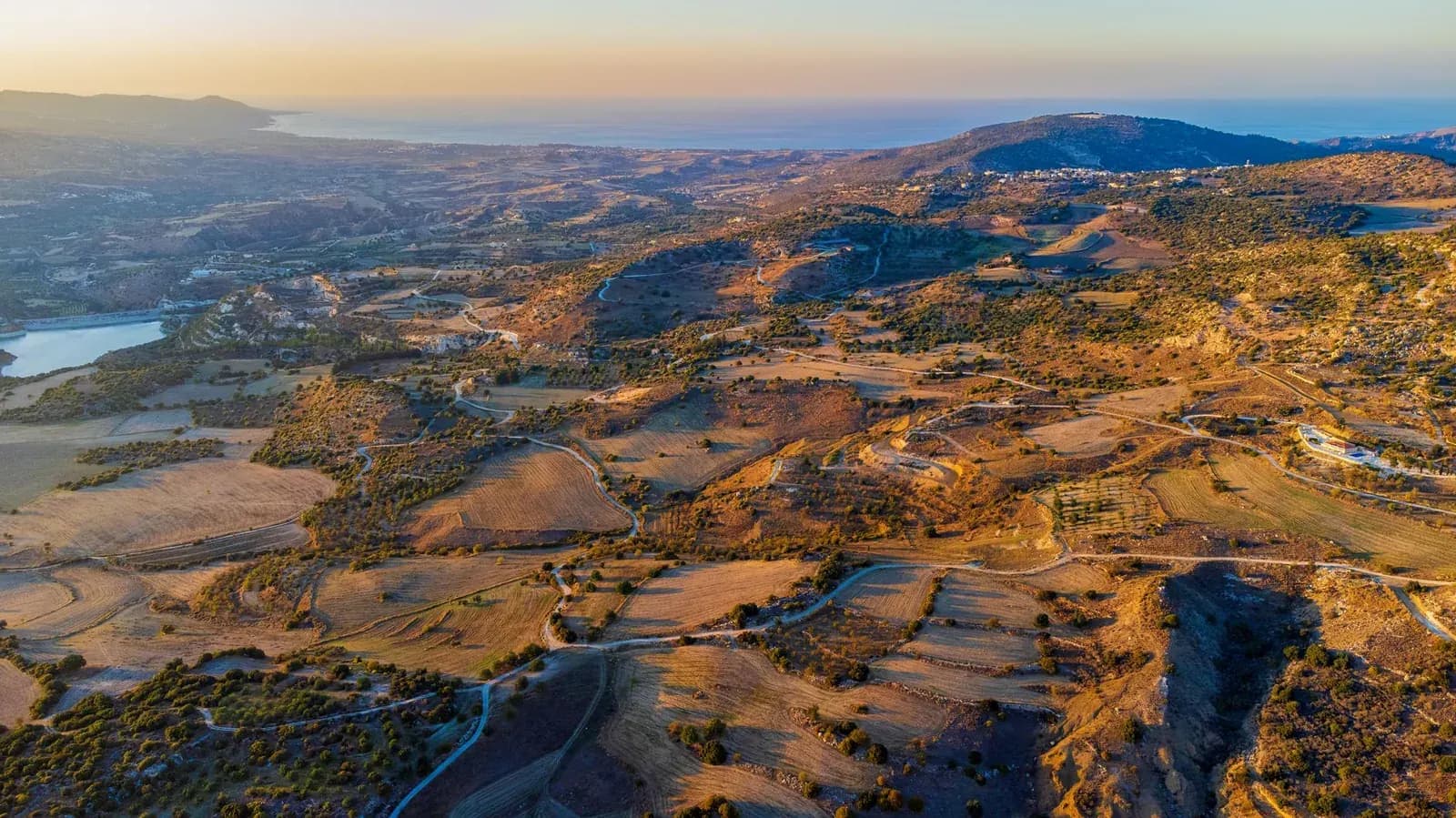 Campagne aride de la vallée du Maroni, région de Choirokoitia à Chypre