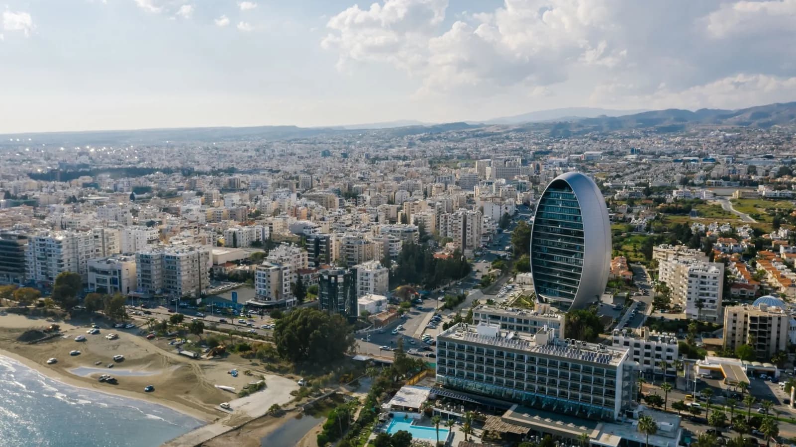 Immeubles résidentiels et tour ovale du front de mer de Limassol, à Chypre, vus du ciel