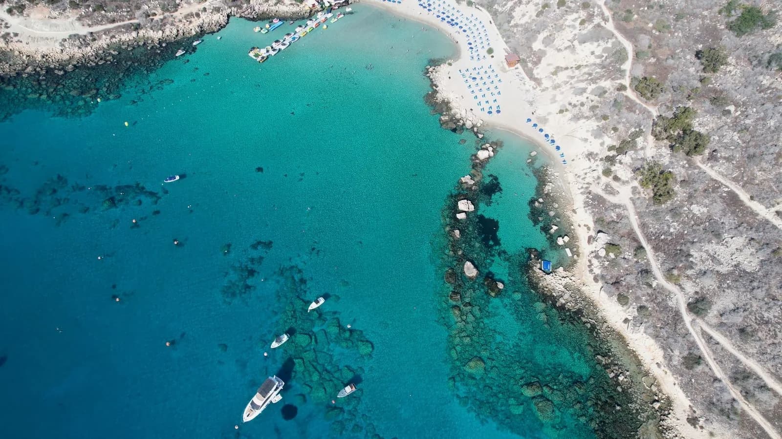 Plage de sable et eau turquoise de la baie de Konnos, près d'Ayia Napa à Chypre