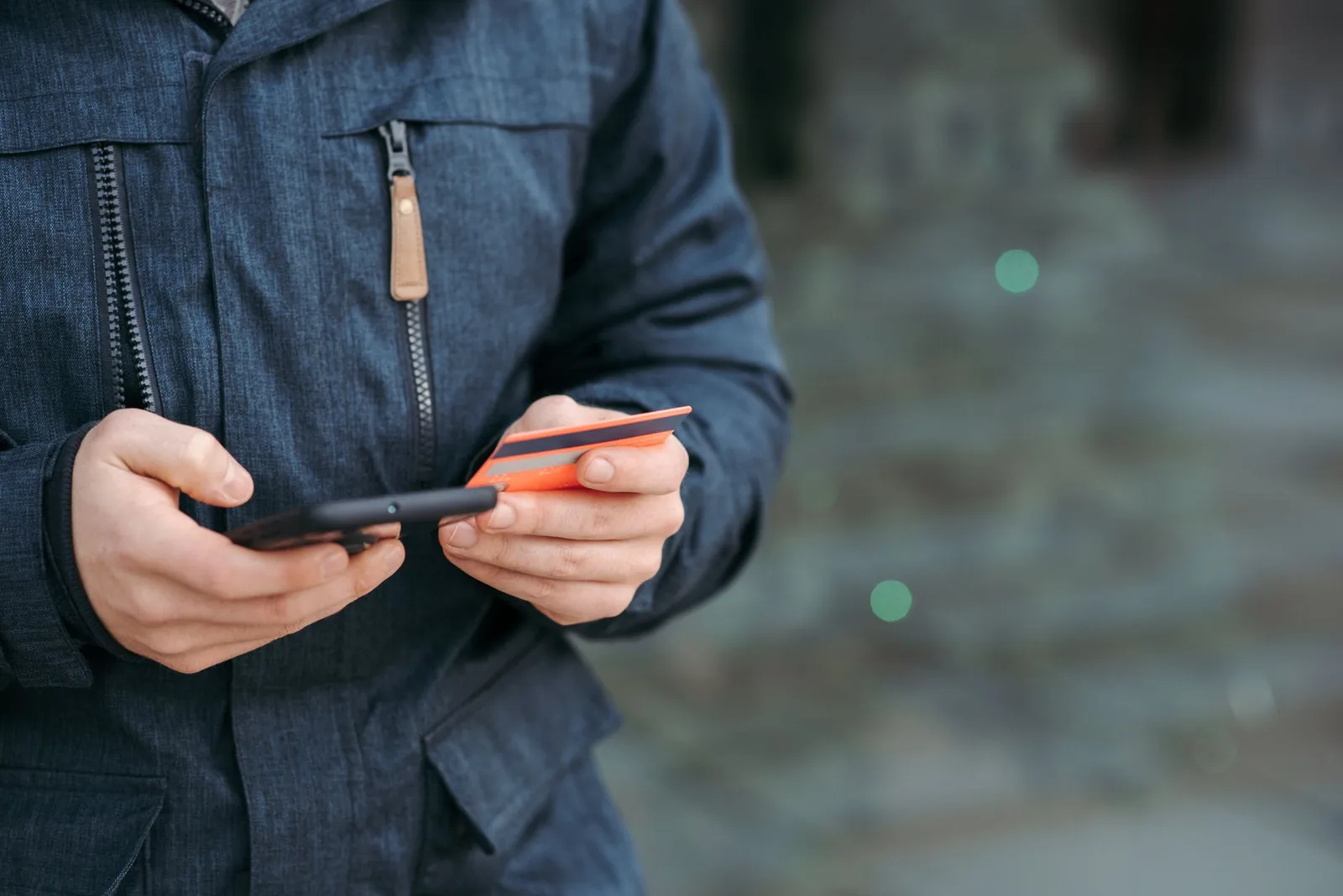 Personne tenant une carte bancaire et un smartphone, ouvrir un compte à Chypre