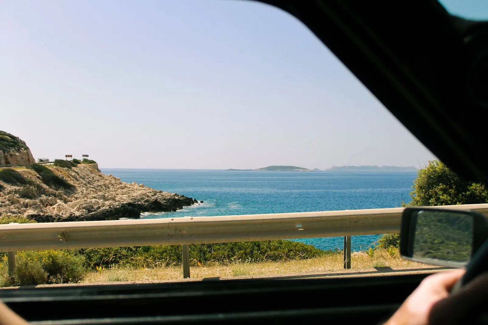 Vue d'une route côtière méditerranéenne depuis une voiture, conduire à Chypre