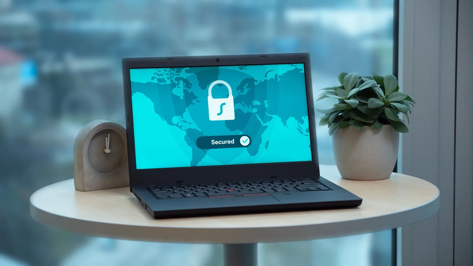 Ordinateur affichant un cadenas et la mention Secured, protection des données