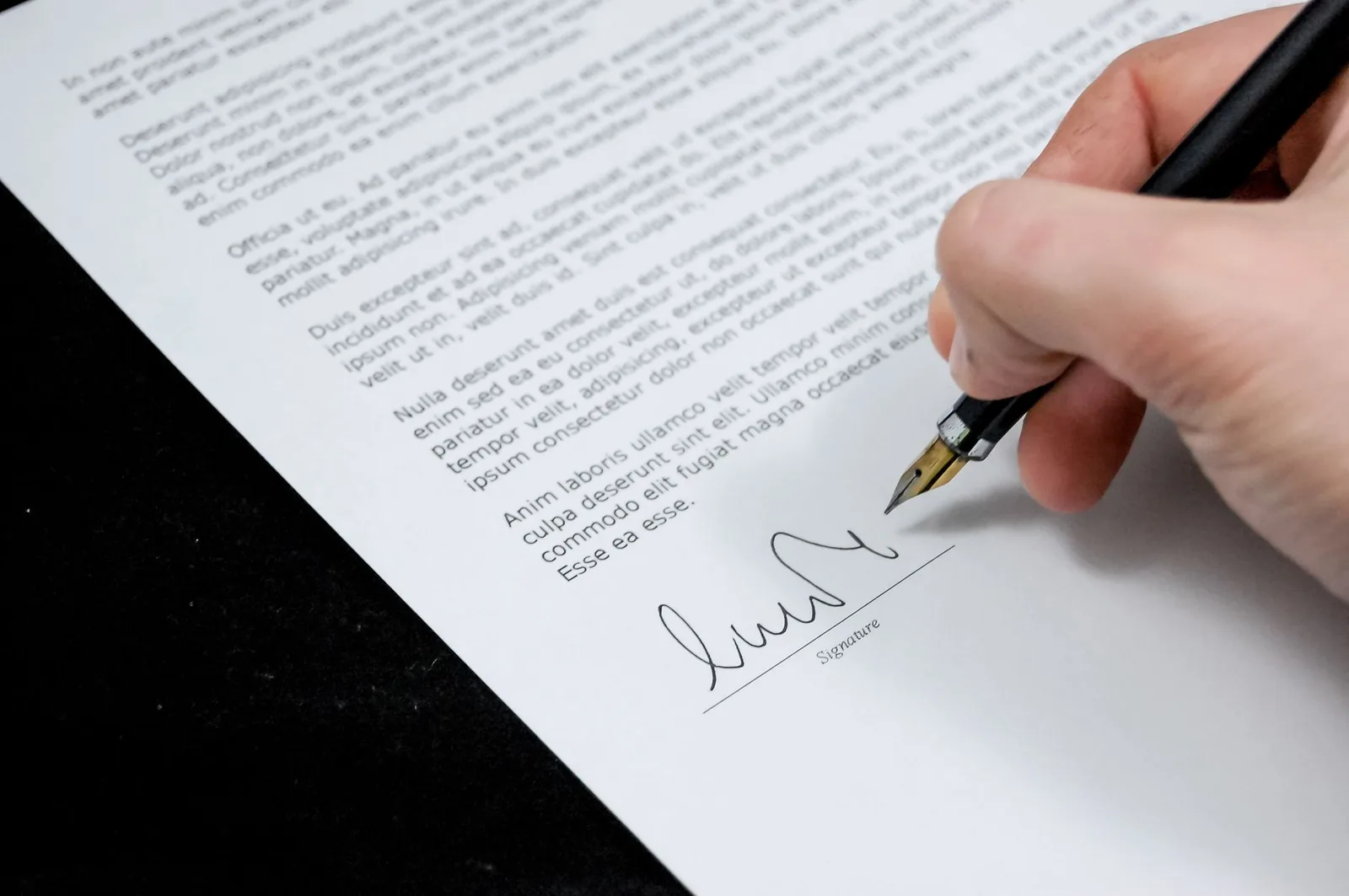 Signature d'un document officiel au stylo plume, accord bilatéral