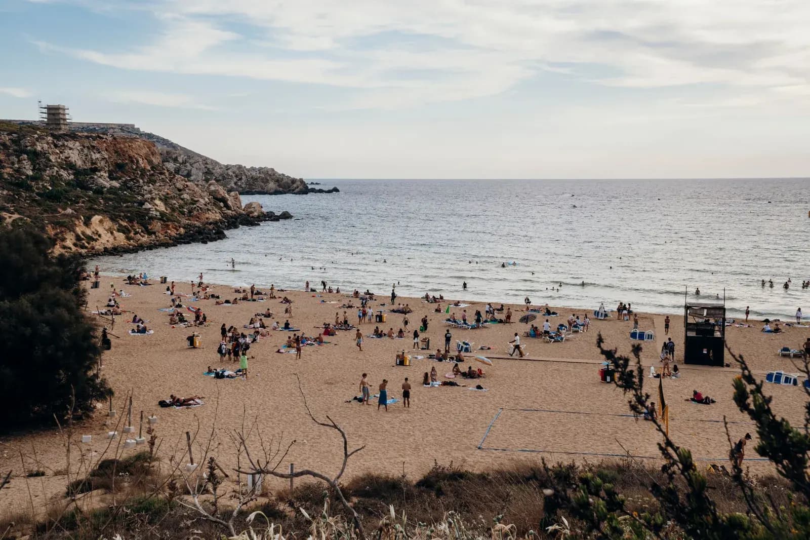 Plage de sable doré de Coral Bay, près de Paphos à Chypre