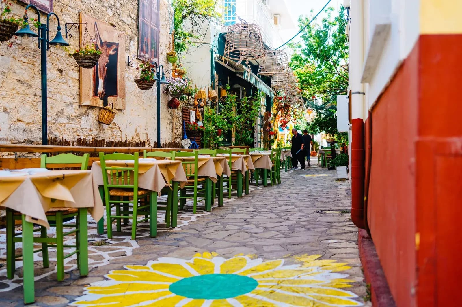 Terrasse de taverne dans une ruelle méditerranéenne, vie quotidienne à Chypre