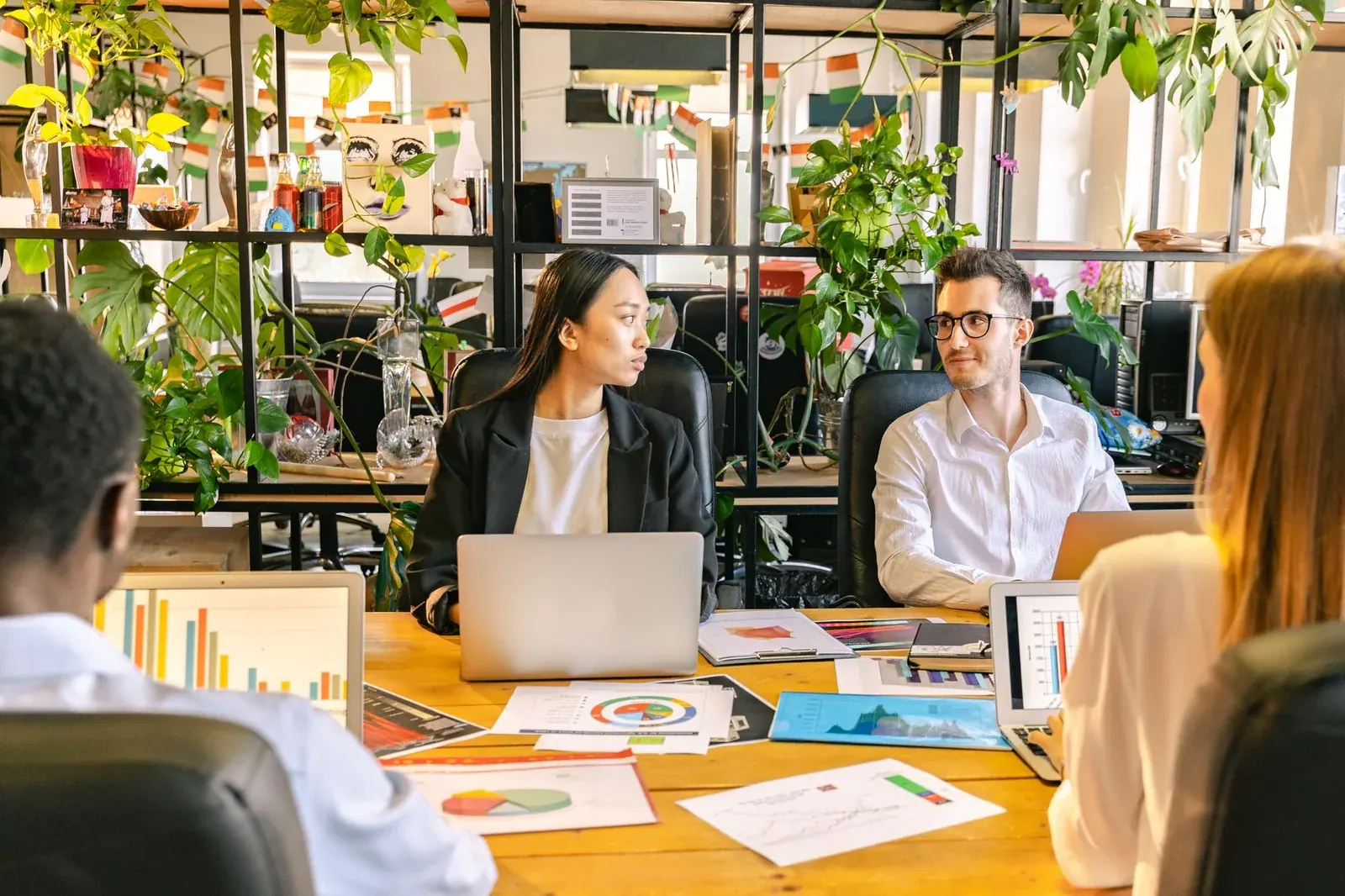 Équipe travaillant dans un espace de coworking verdoyant, à Chypre
