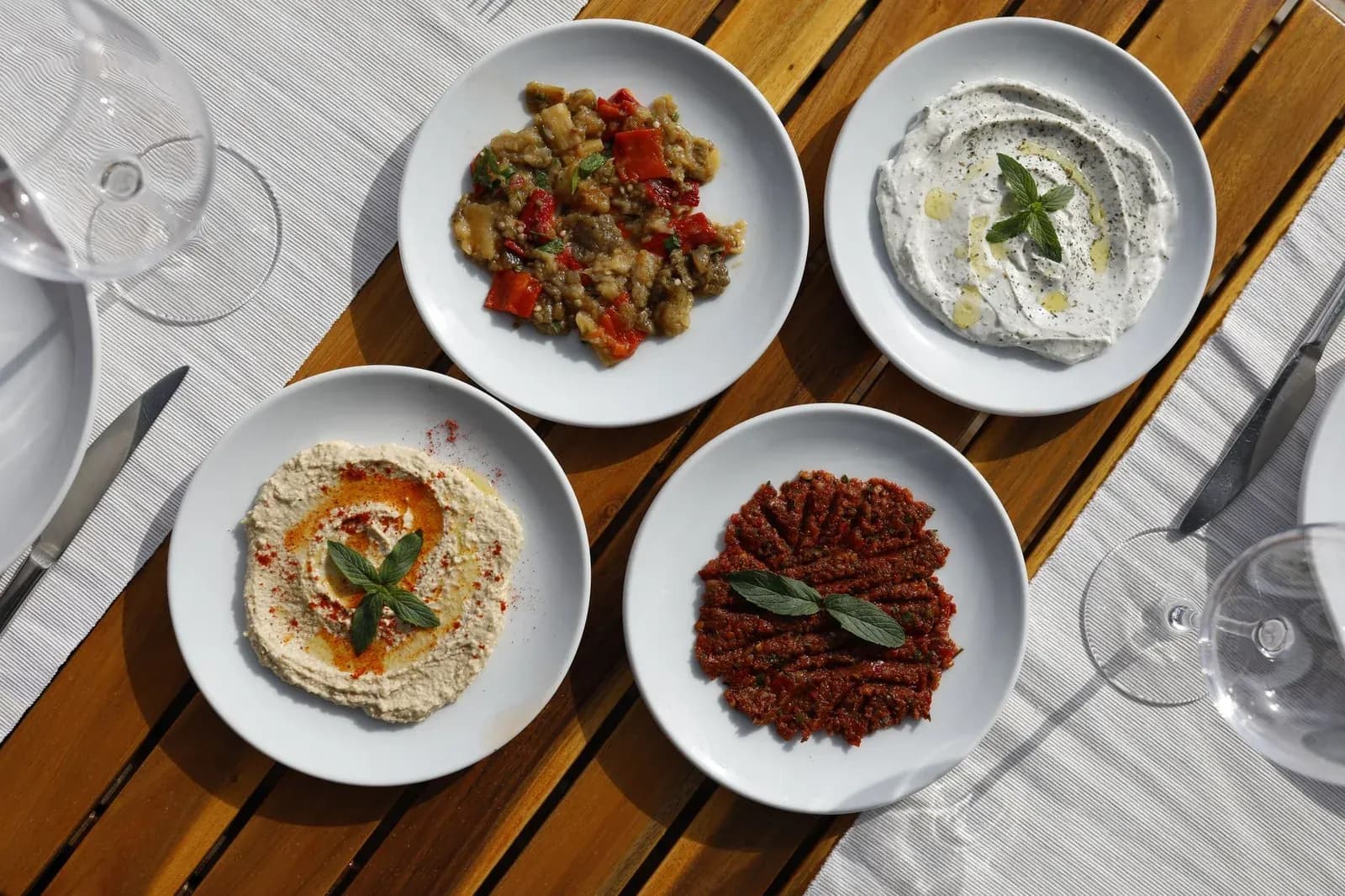 Assortiment de meze chypriote : houmous, tzatziki et salades, à Chypre