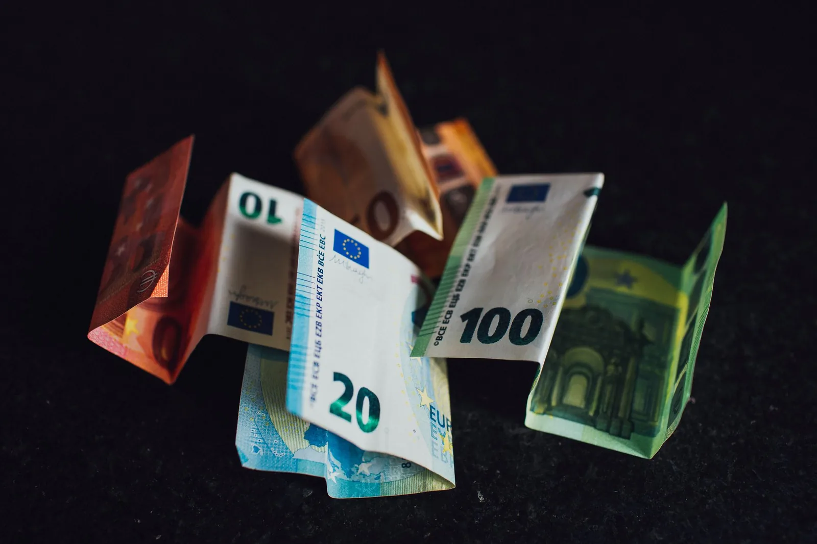 Billets en euros, imposition des plus-values latentes au départ de France