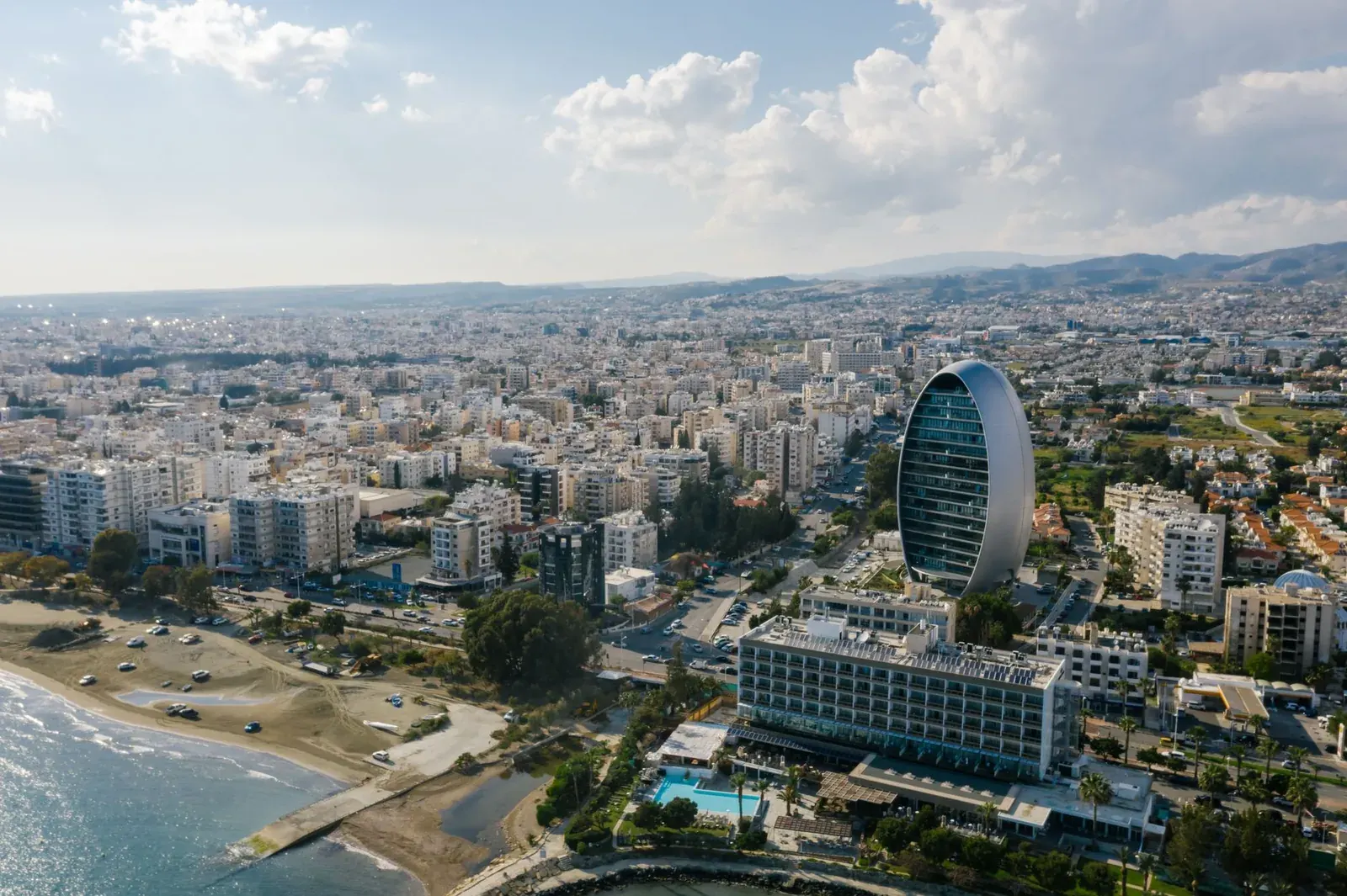 Vue aérienne du front de mer et de la ville de Limassol, Chypre