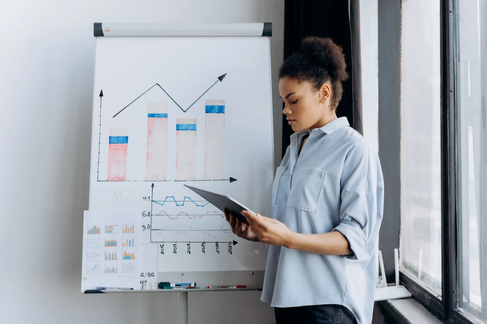 Professionnelle analysant des graphiques financiers, stratégie de holding