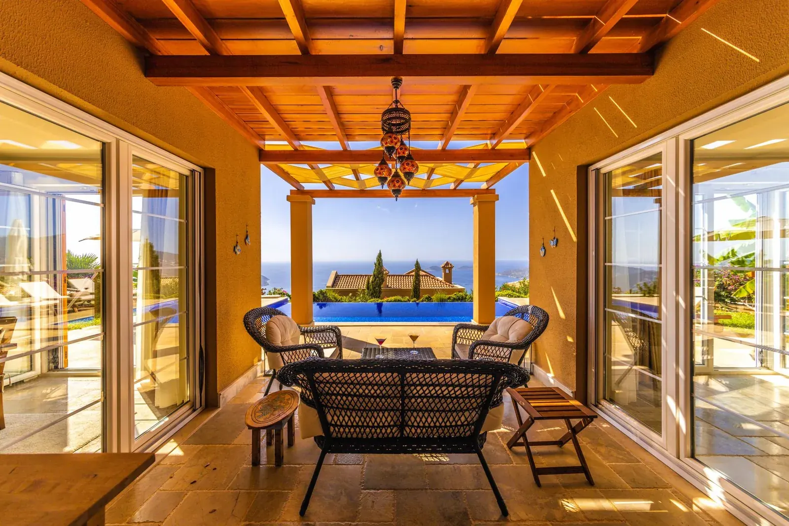 Terrasse de villa méditerranéenne avec piscine à débordement et vue sur la mer, à Chypre