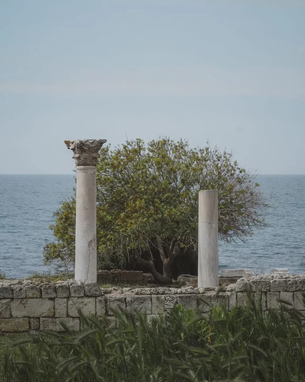 Colonnes antiques gréco-romaines dominant la mer, site de Kourion à Chypre