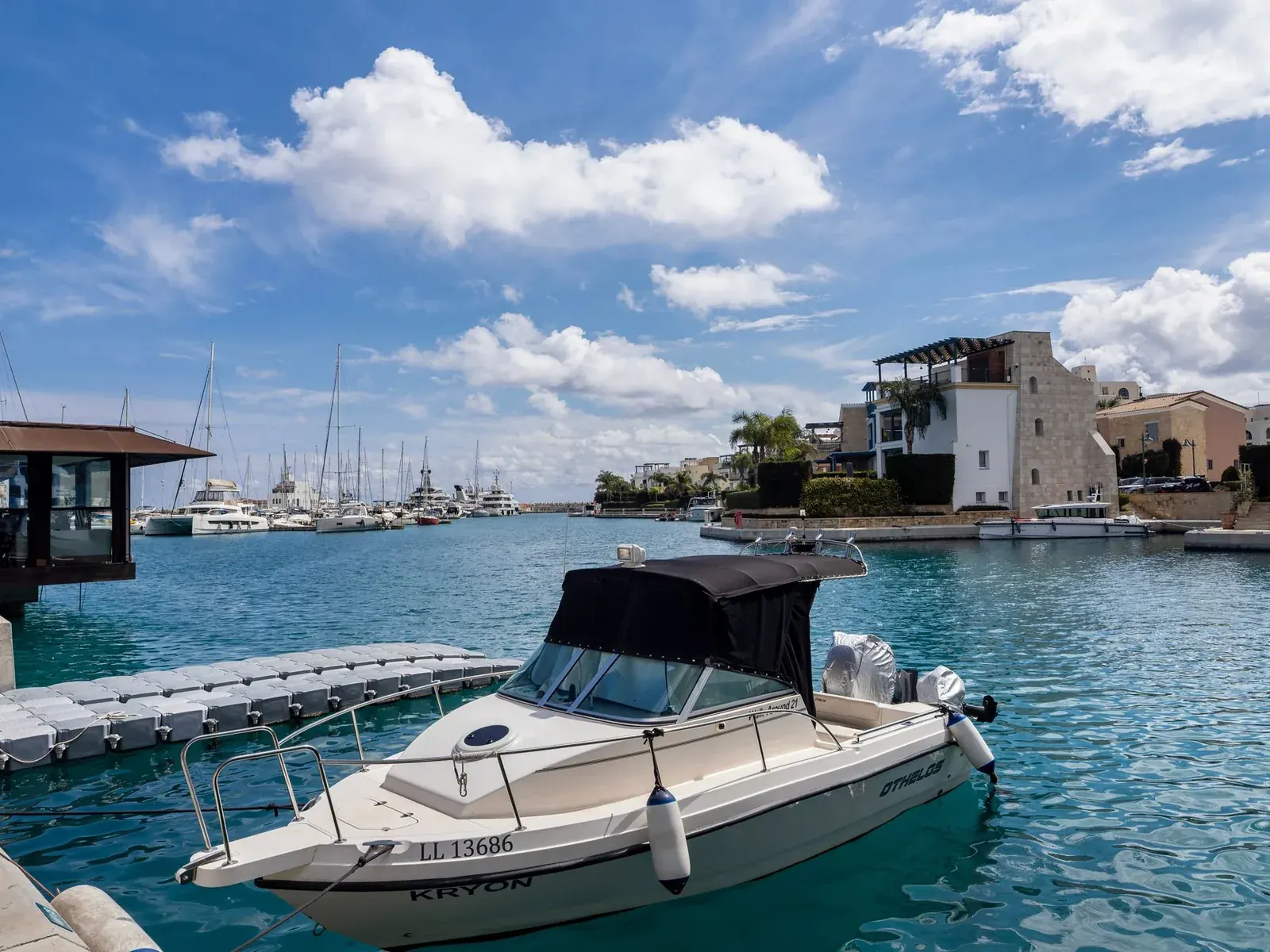 Marina de Limassol avec ses bateaux et ses villas, côte sud de Chypre
