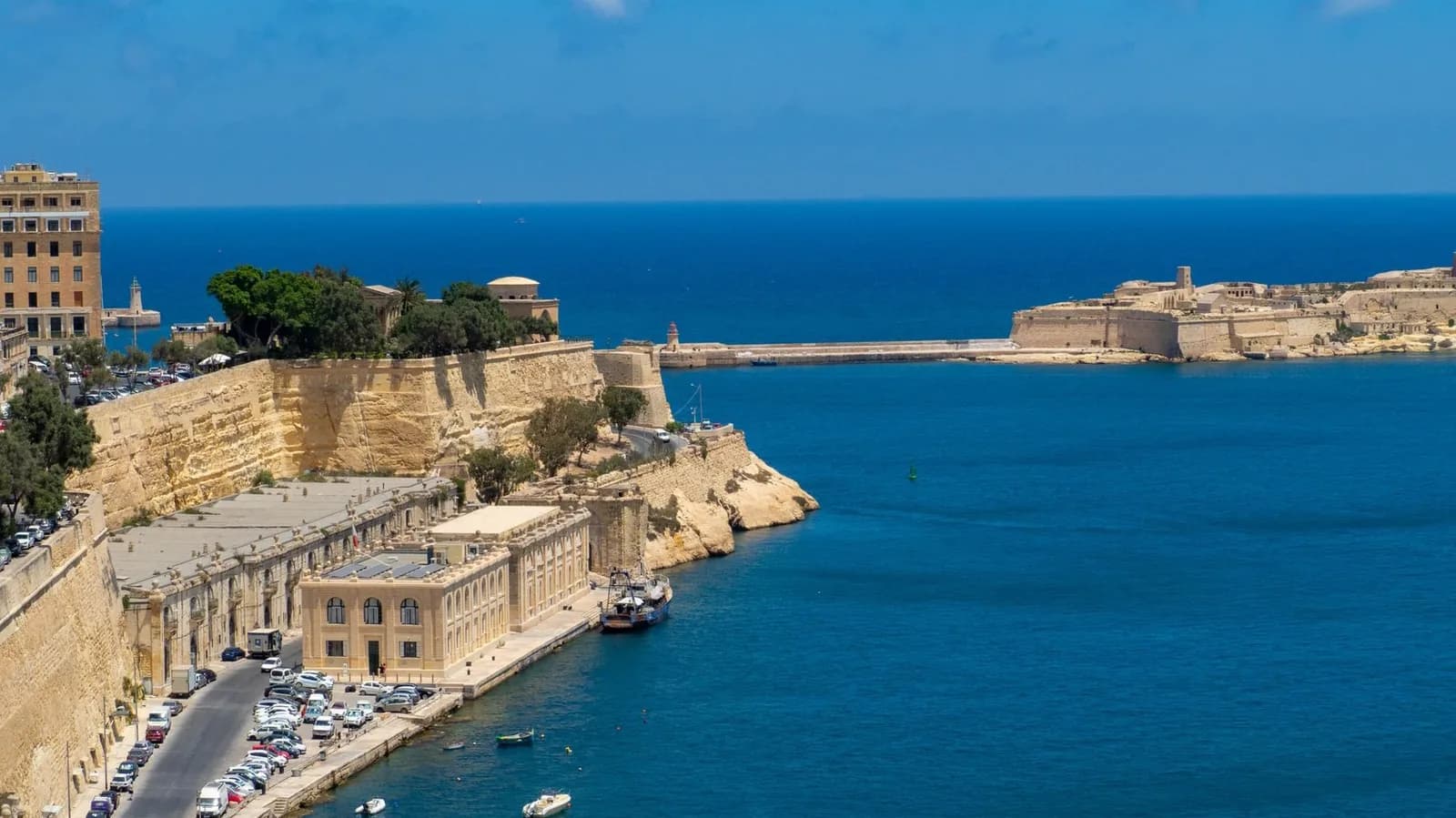 Remparts de La Valette et eau bleue du Grand Port, à Malte