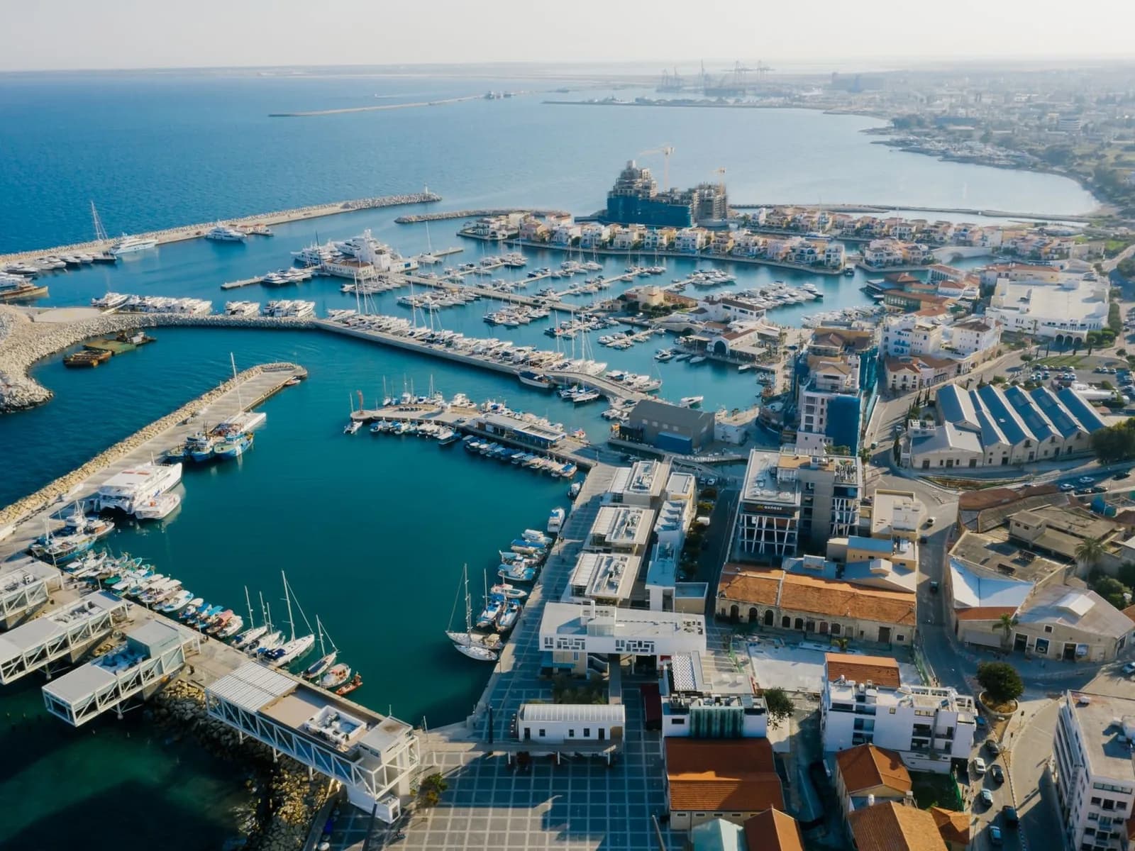 Vue aérienne de la marina et du front de mer de Limassol, à Chypre, sous un ciel dégagé