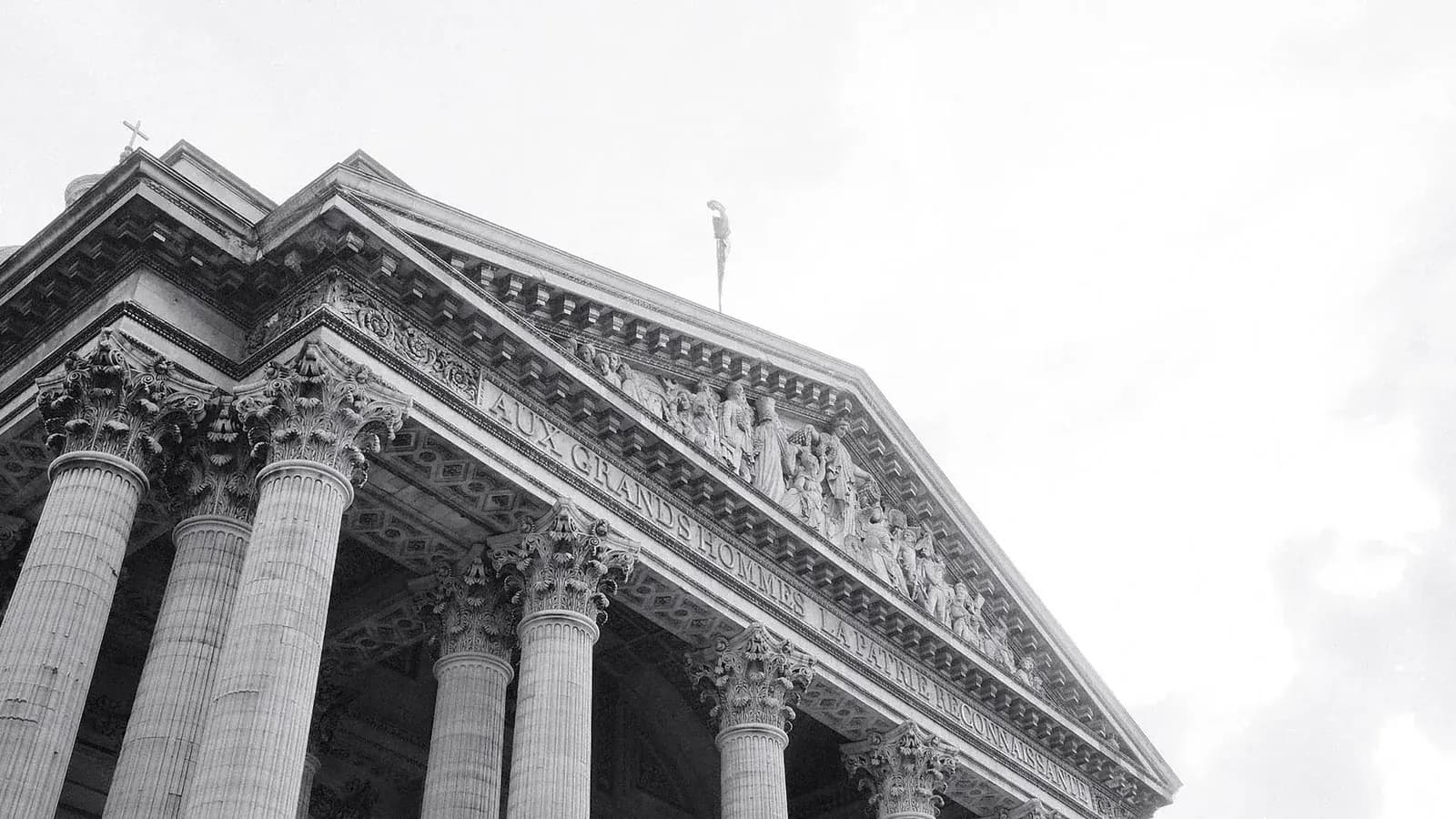 Colonnes et fronton d'un monument néoclassique, symbole du droit et des institutions