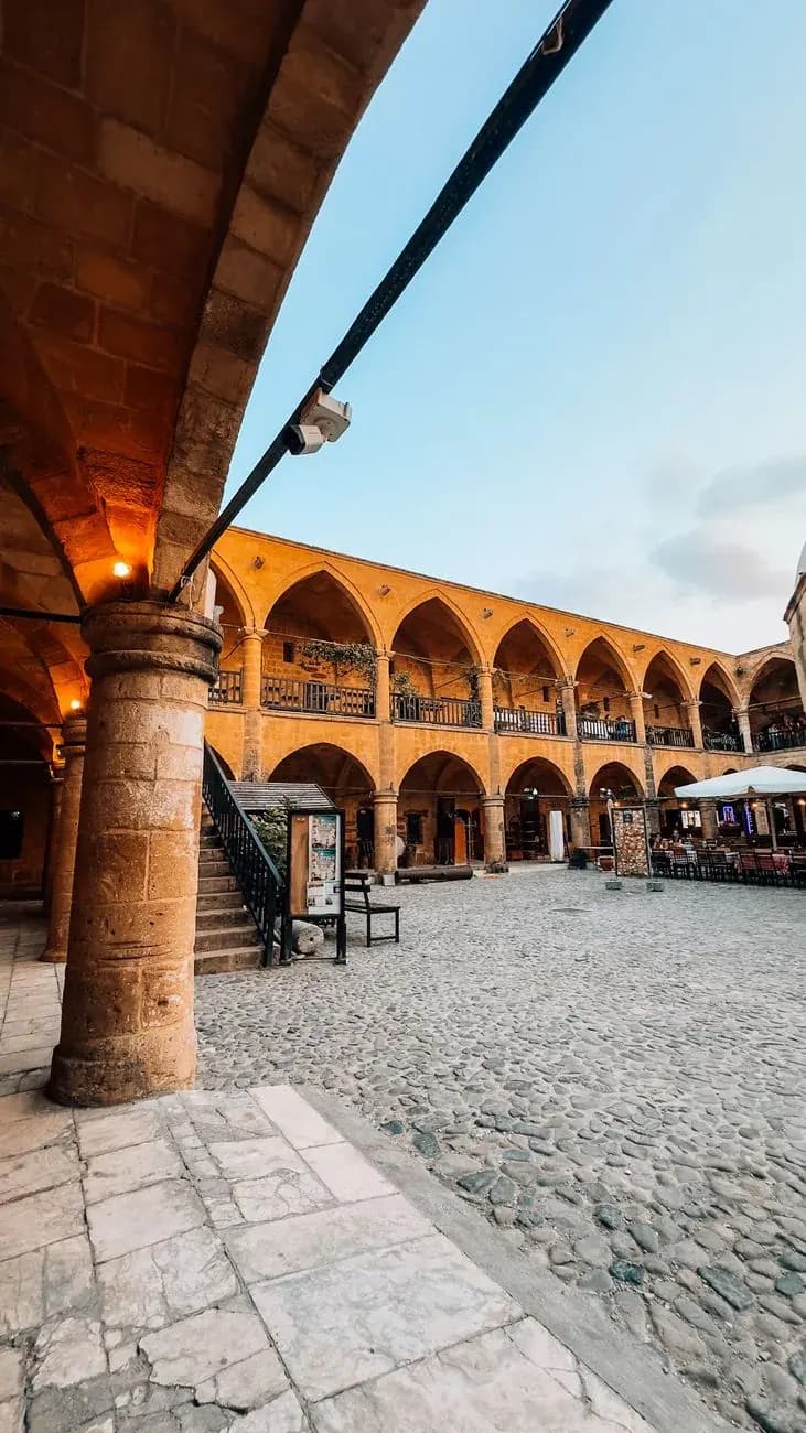 Cour du caravansérail Büyük Han dans la vieille ville de Nicosie, Chypre