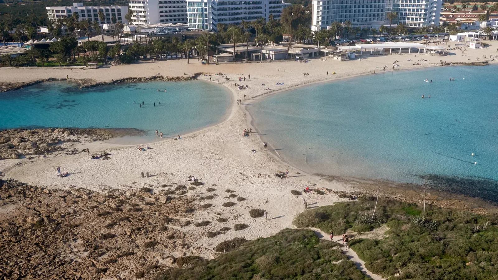 Nissi Beach et ses eaux turquoise à Ayia Napa, sud-est de Chypre