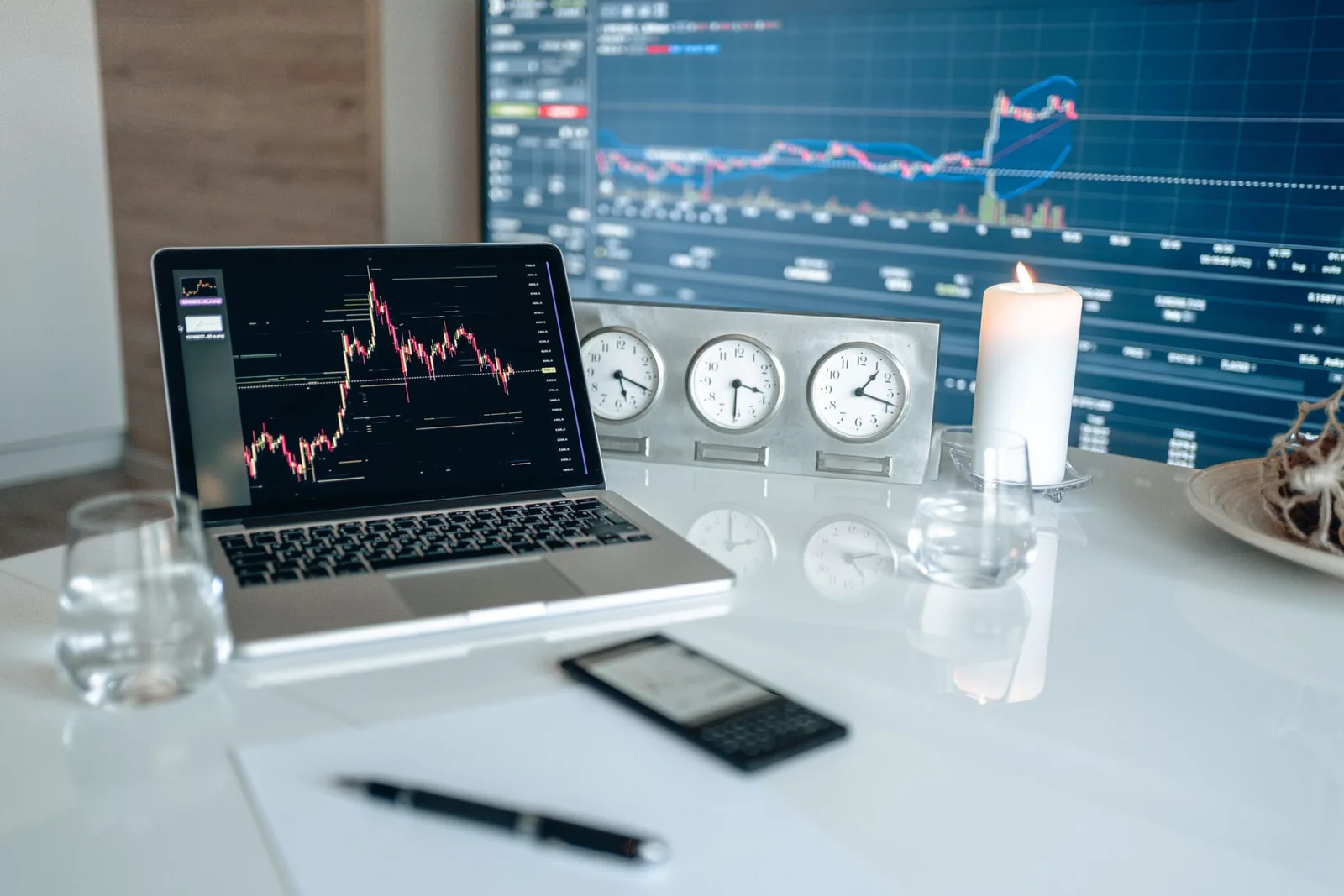 Poste de trading avec graphiques boursiers, dividendes et investissements