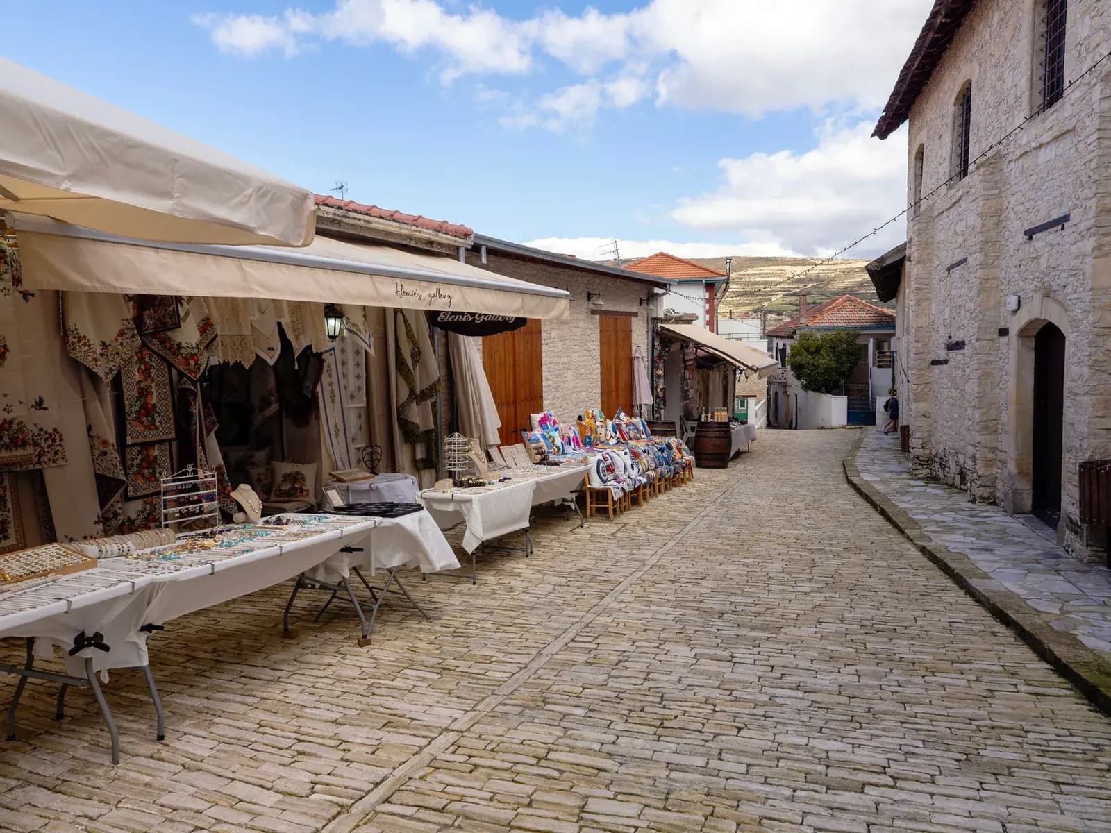 Ruelle pavée et échoppes d'artisanat du village d'Omodos, Troodos, Chypre