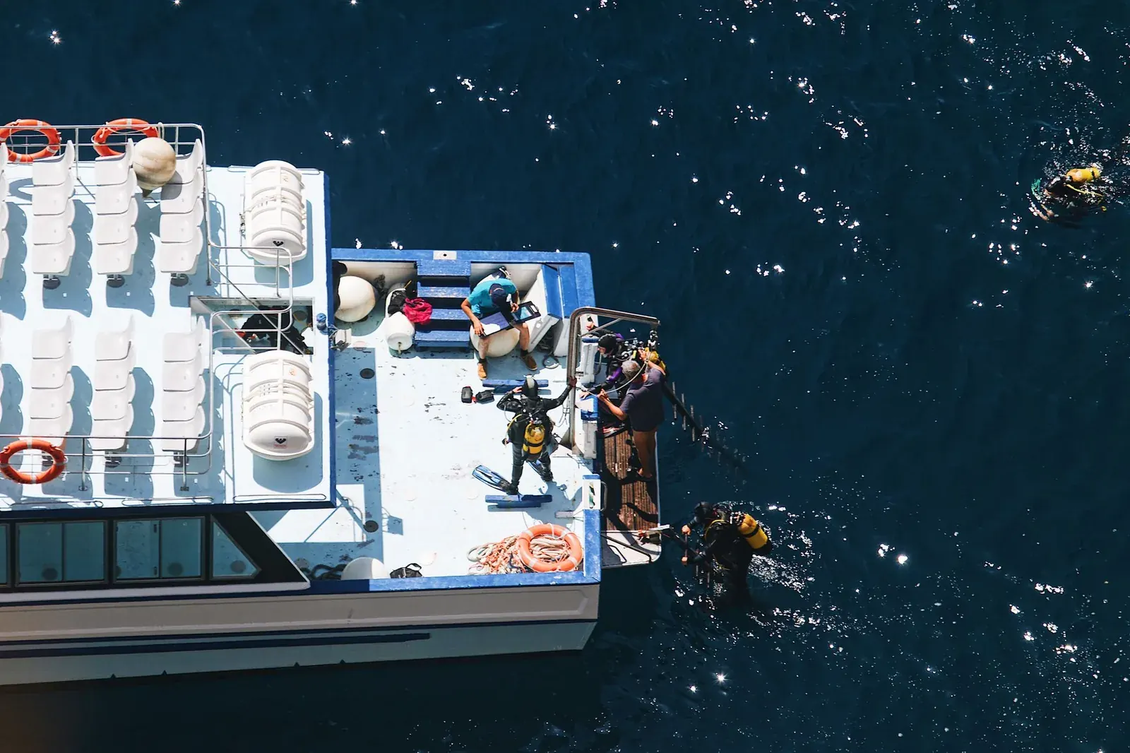 Plongeurs quittant le bateau pour explorer l'épave du Zenobia à Larnaca, Chypre