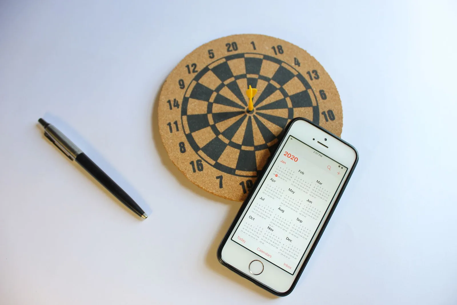 Calendrier annuel et cible fléchée, symbole de la règle des 60 jours de résidence fiscale