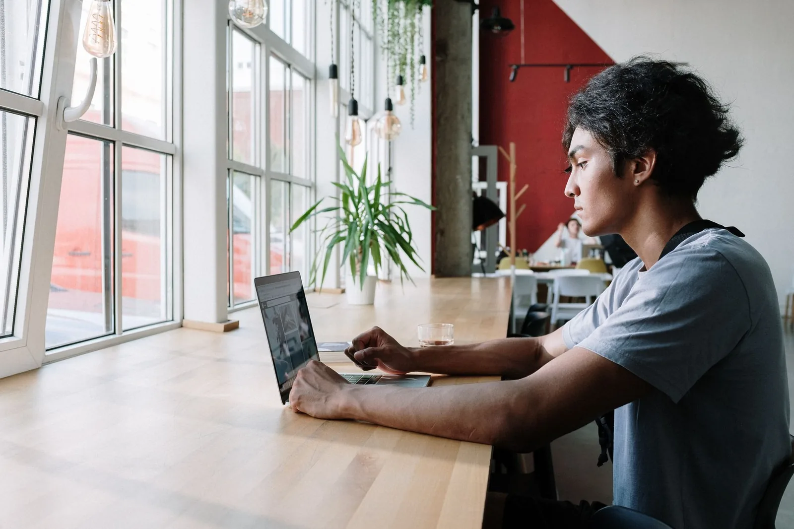 Personne en télétravail sur un ordinateur portable dans un café lumineux, à Chypre