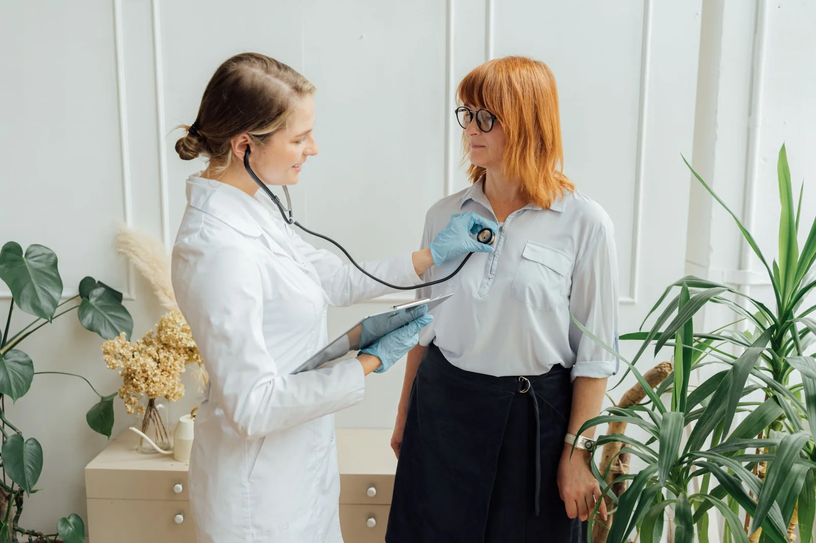 Médecin auscultant une patiente au stéthoscope dans un cabinet lumineux, santé à Chypre