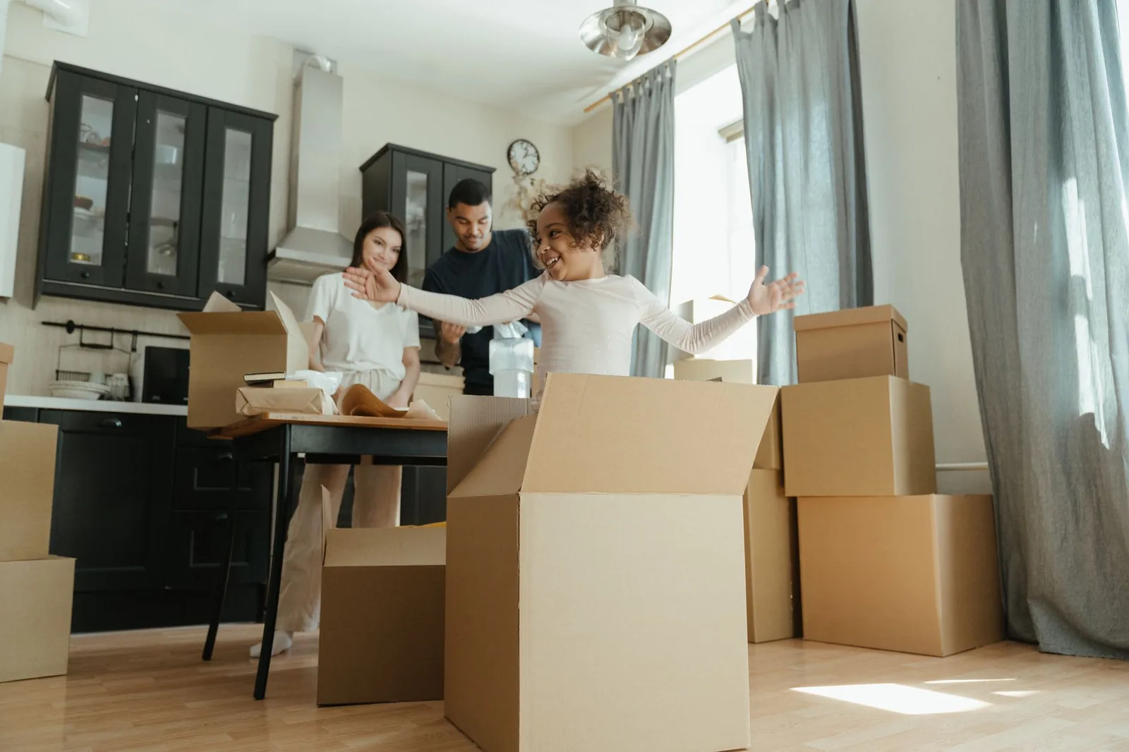 Famille emménageant dans un nouveau logement avec des cartons, installation à Chypre