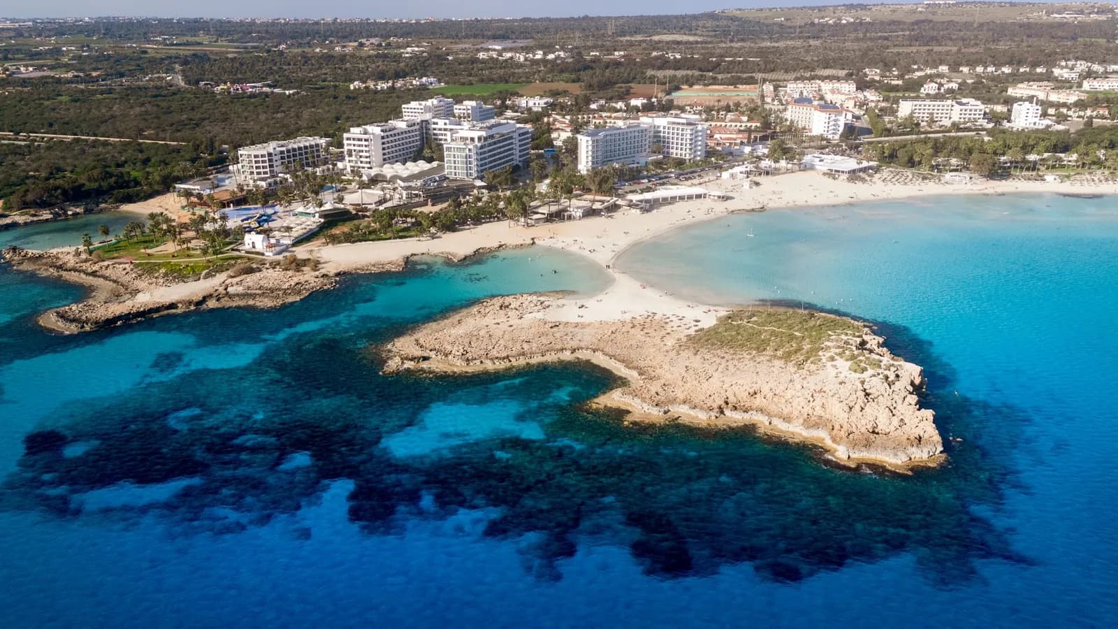 Vue aérienne de Nissi Beach et de ses hôtels à Ayia Napa, Chypre