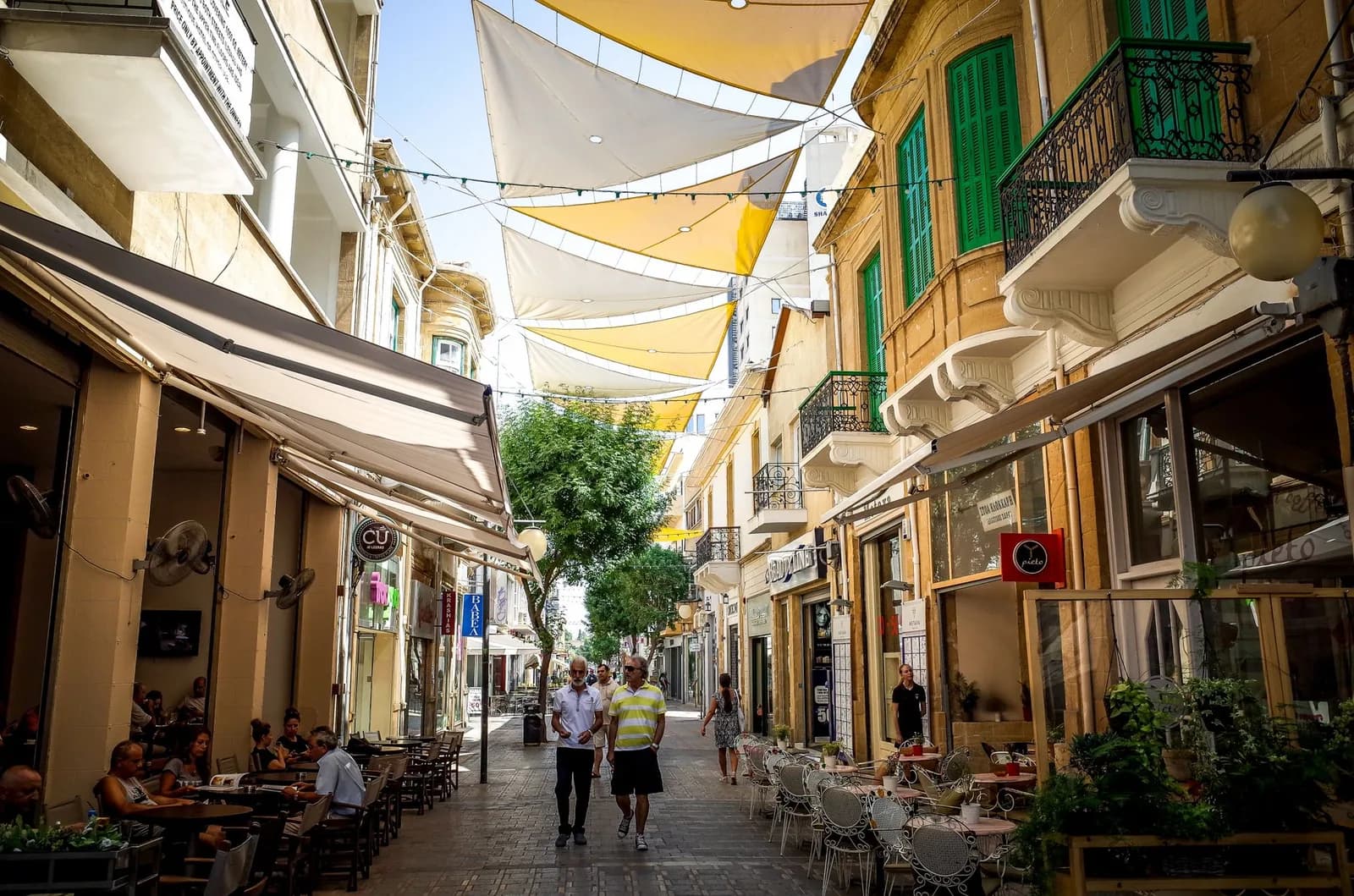 Rue piétonne de la vieille ville de Nicosie, Chypre, avec terrasses de cafés et voiles d'ombrage
